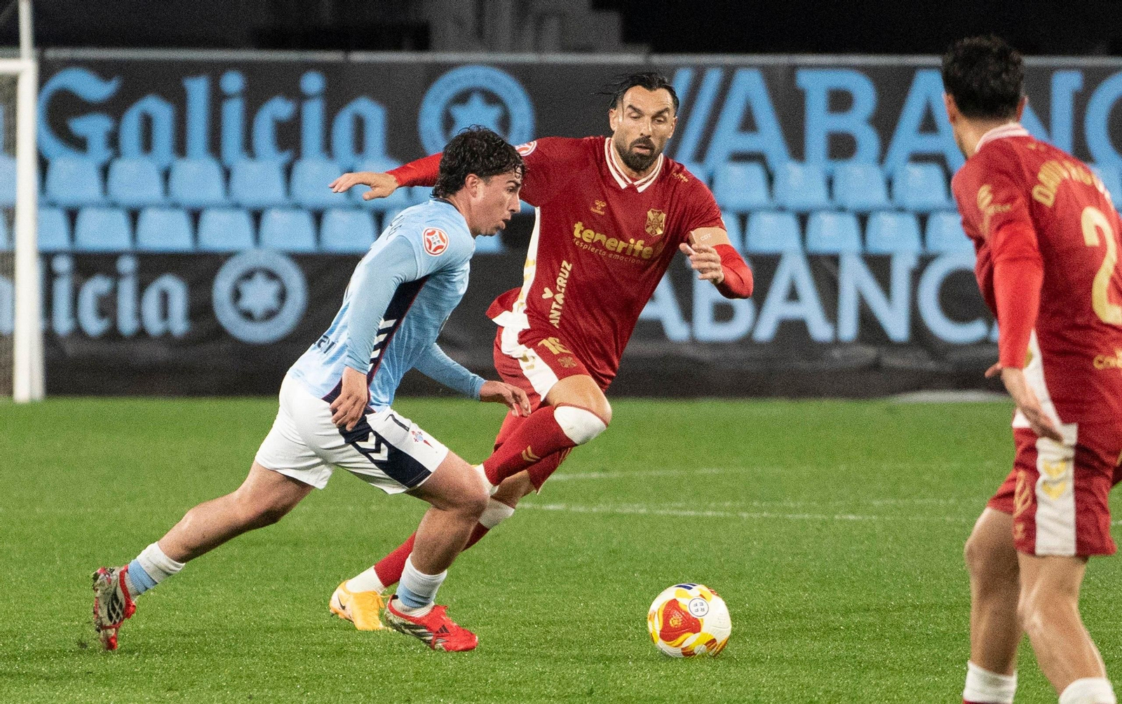 Hugo González, con el balón, en el anterior partido del filial en casa.