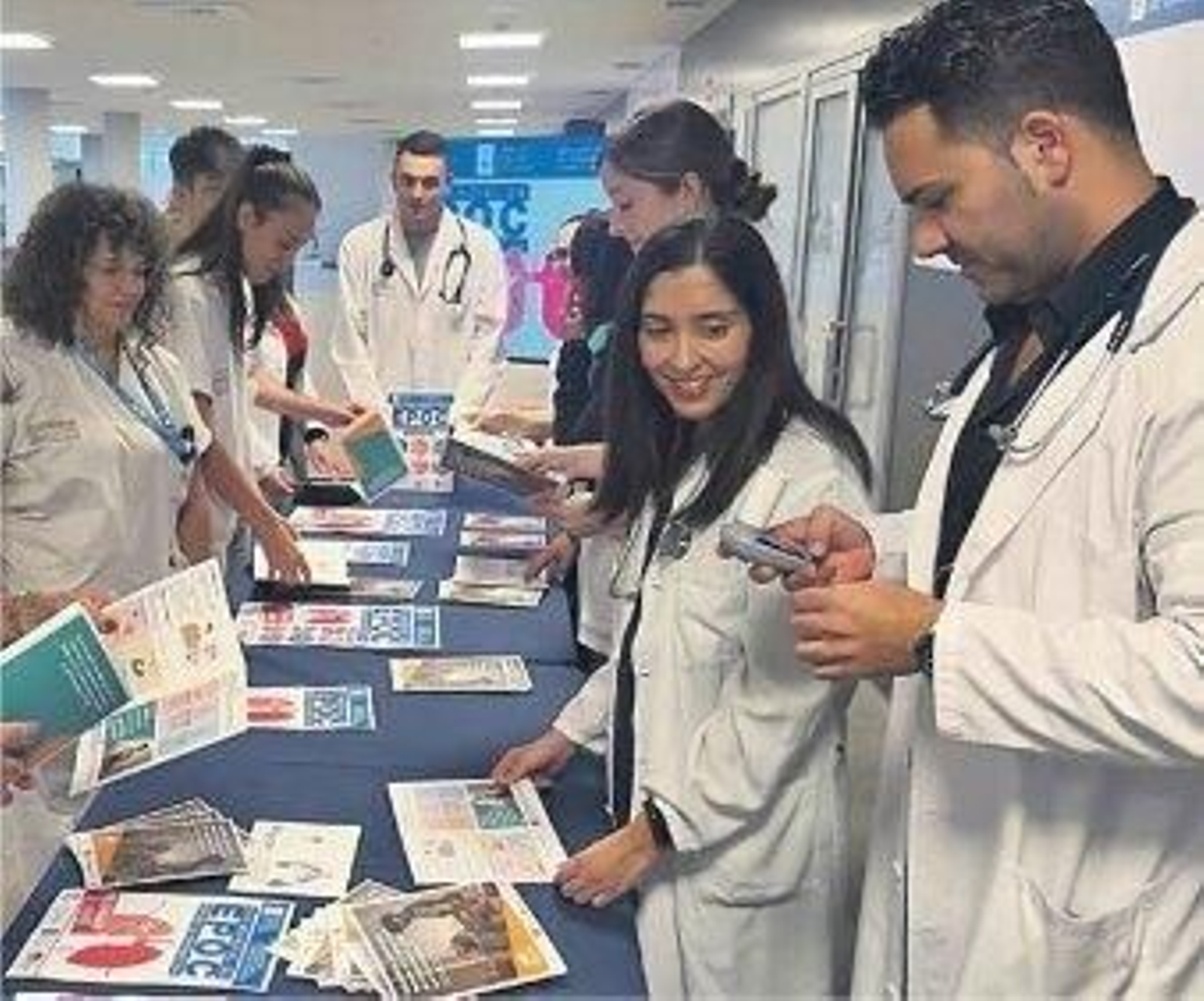 Mesa informativa de la EPOC en el vestíbulo del Nuevo Hospital.