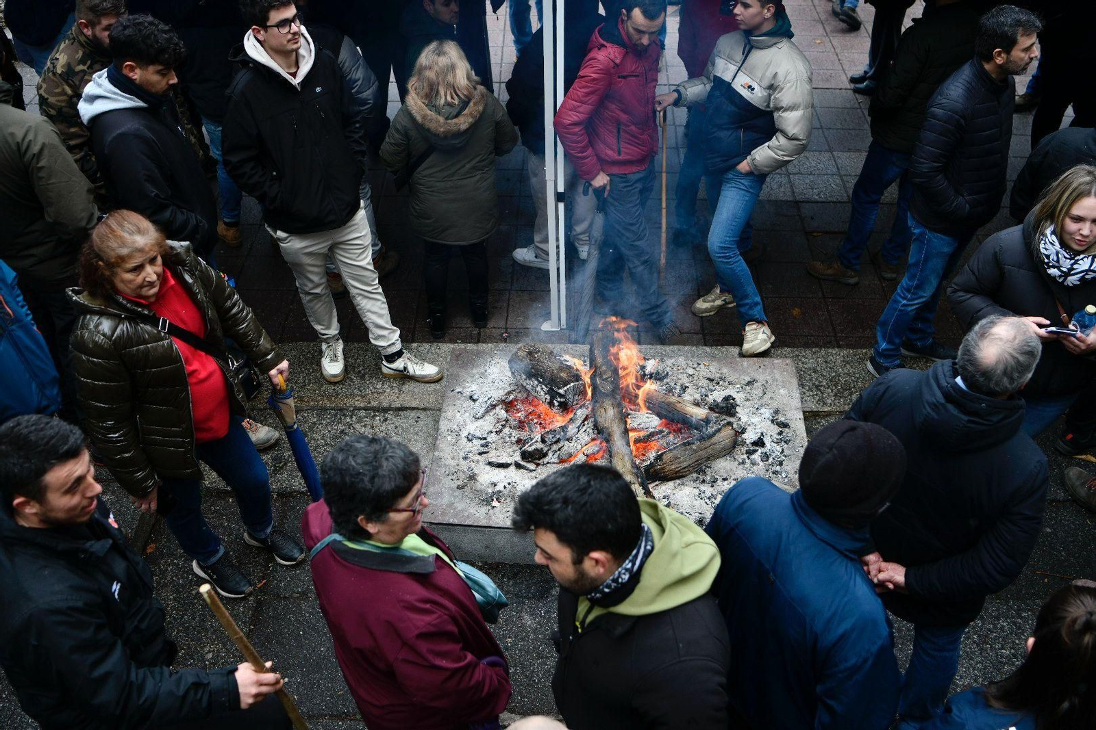 Hoguera improvisada por ganaderos y agricultores