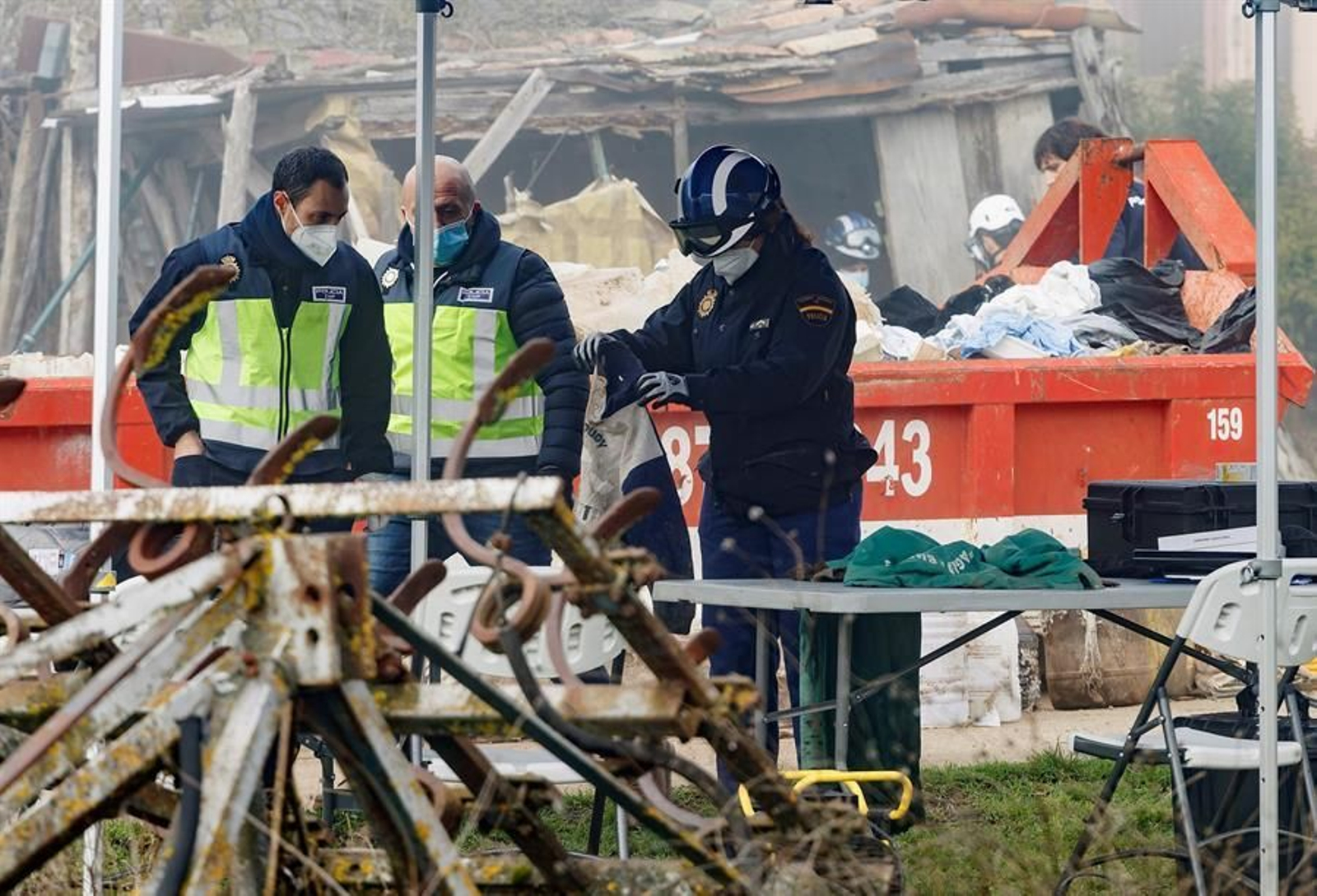 Agentes de la Policía Nacional efectúan un registro en una propiedad de Ángel Ruiz, sospechoso del asesinato a puñaladas de un matrimonio y de su hijo menor ocurrido en Burgos en 2004 (EFE).