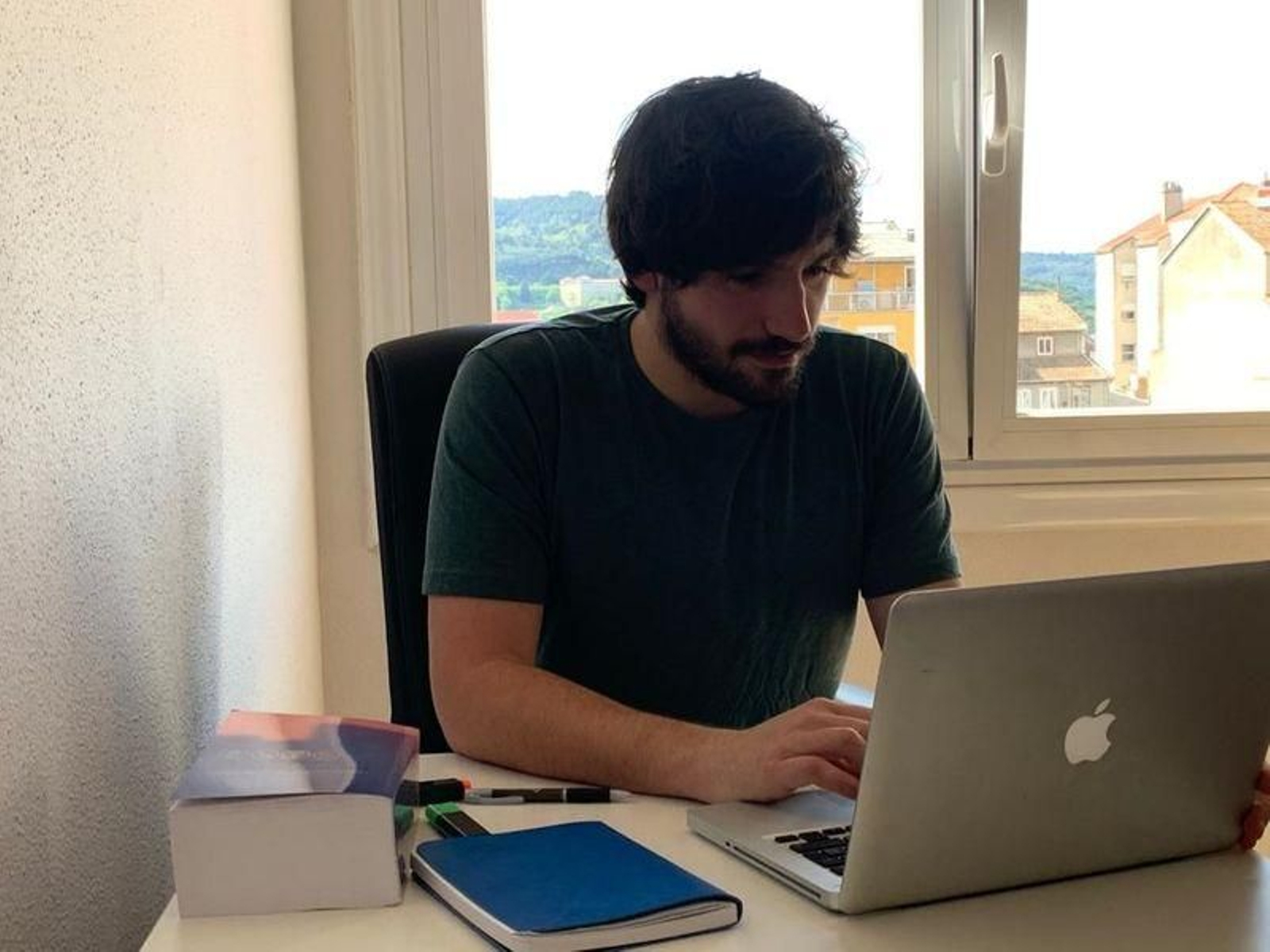 Anxo, con el portátil en su domicilio.