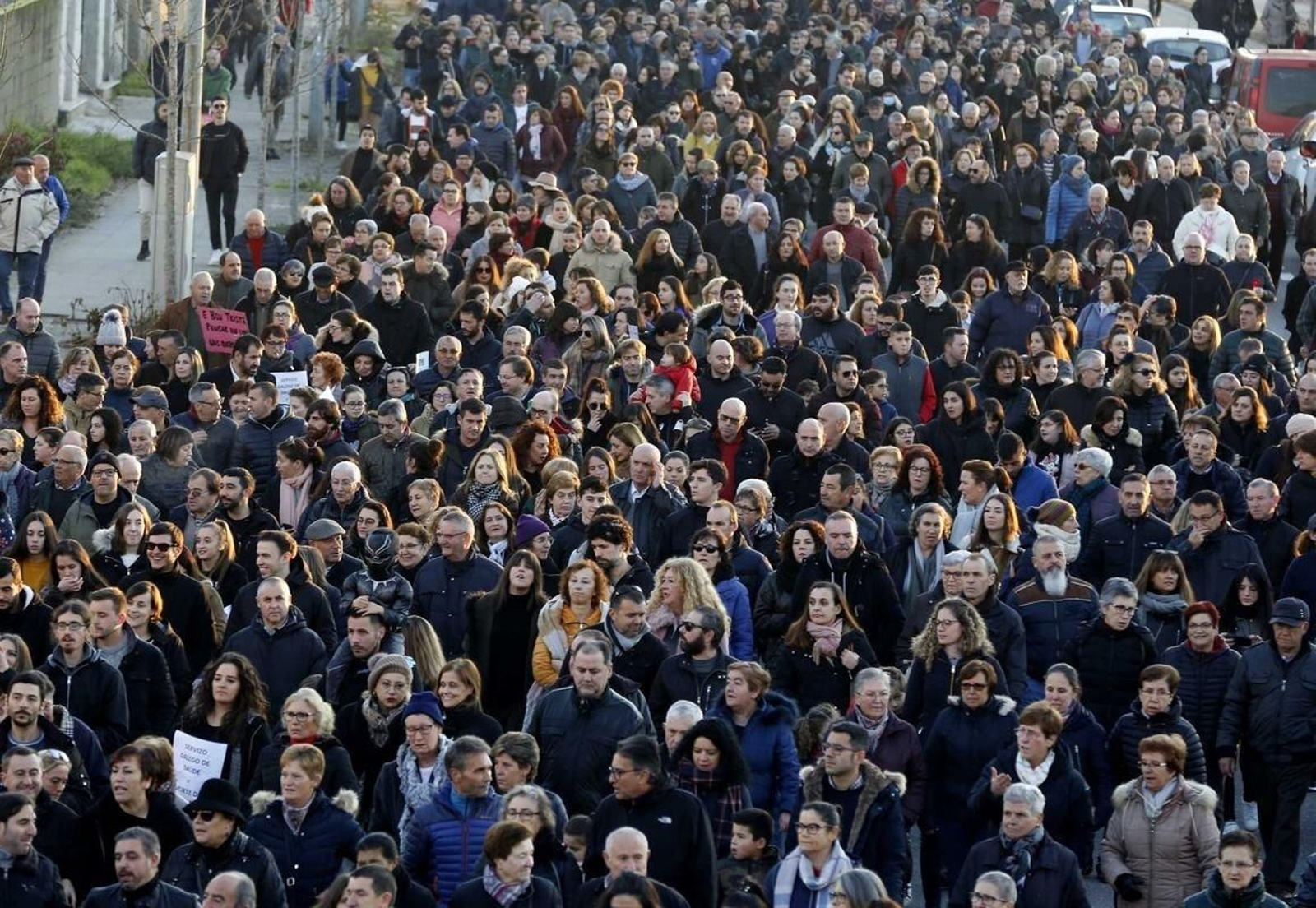 Cientos de personas acompañan al coche fúnebre.  //X.Fariñas