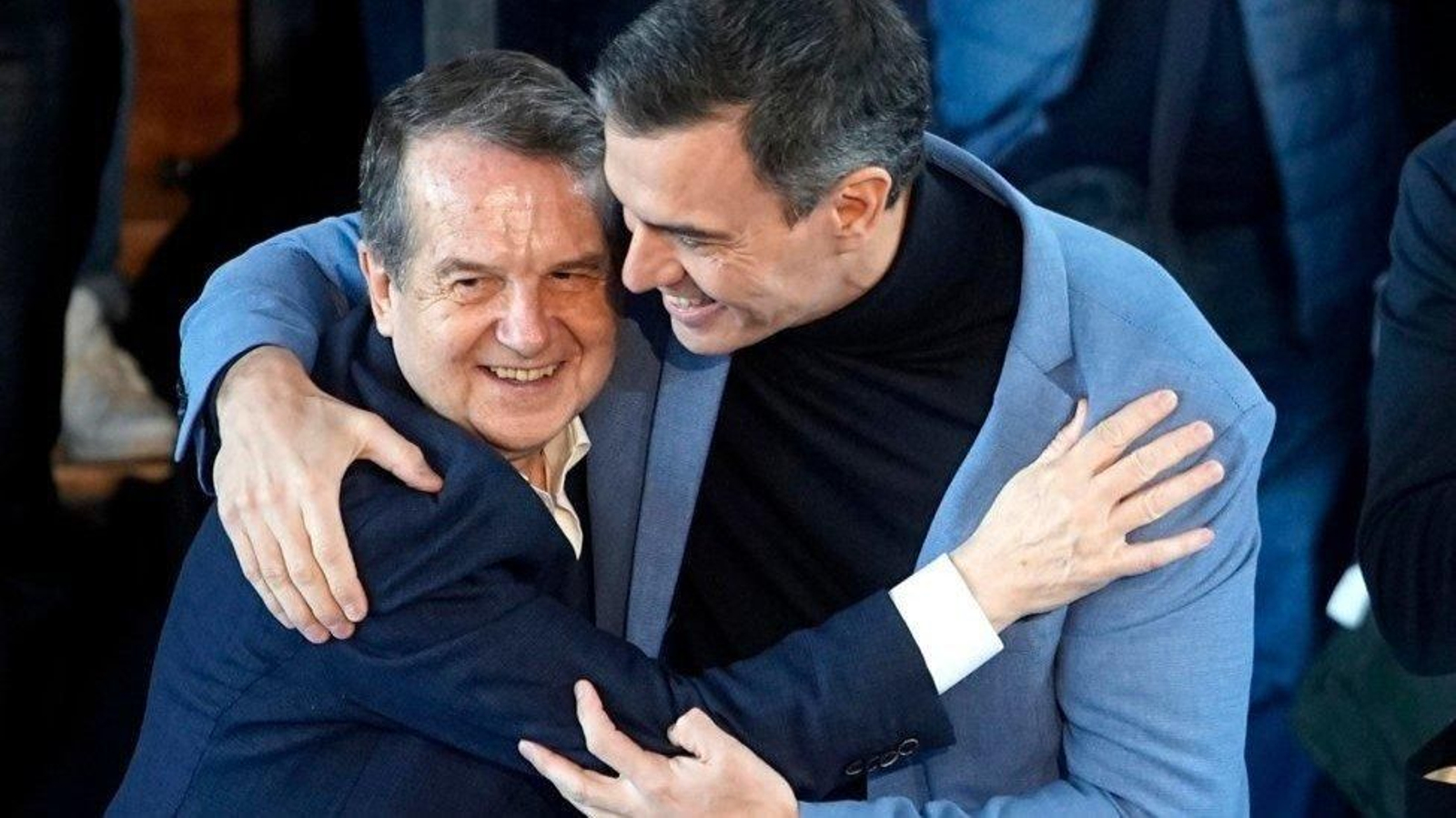Abel Caballero y Pedro Sánchez se fundieron en un fuerte abrazo.