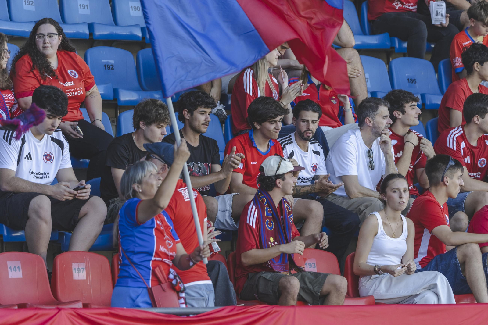 Galería |  O Couto vive una jornada de calor y una nueva derrota de la UD Ourense en Primera Federación