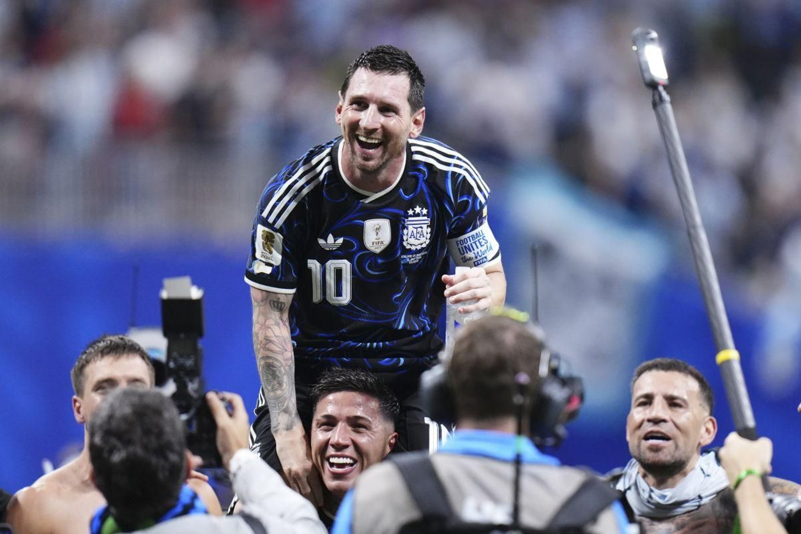 El argentino Leo Messi, a hombros de Enzo Fernández tras el pase a la final del Mundial.