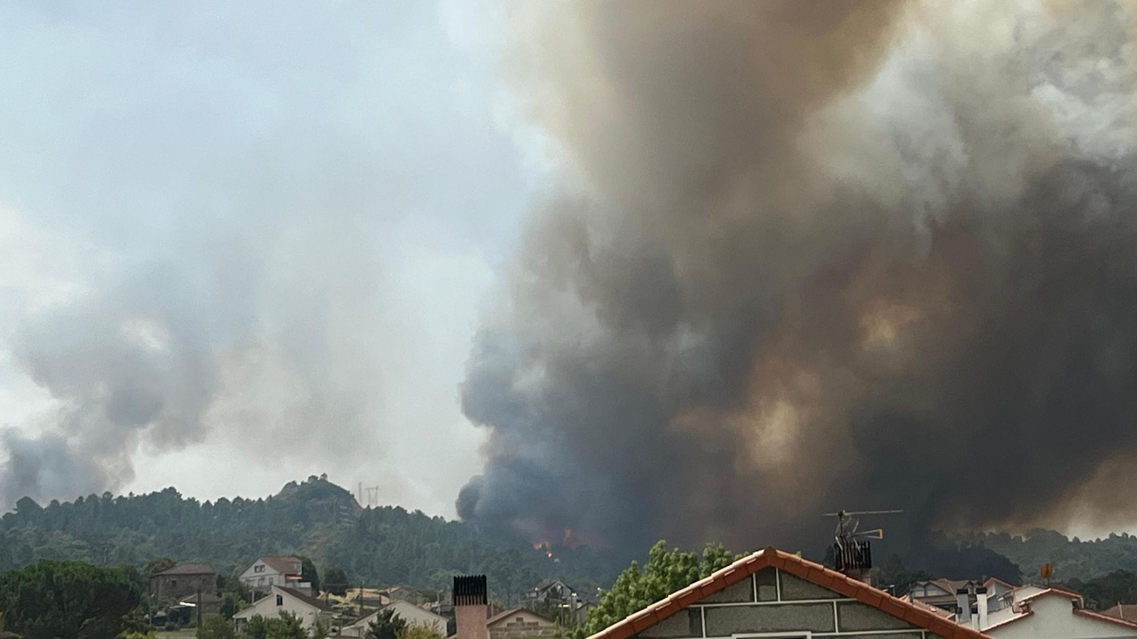 Poblaciones como Seixalbo o El Cumial empiezan a ver como el fuego se aproxima