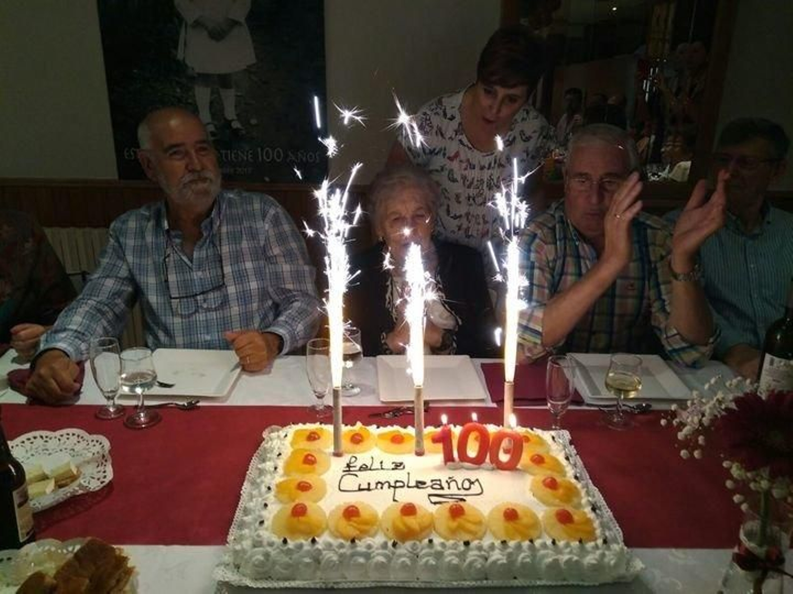 Mercedes antes de soplar las velas por su cumpleaños centenario
