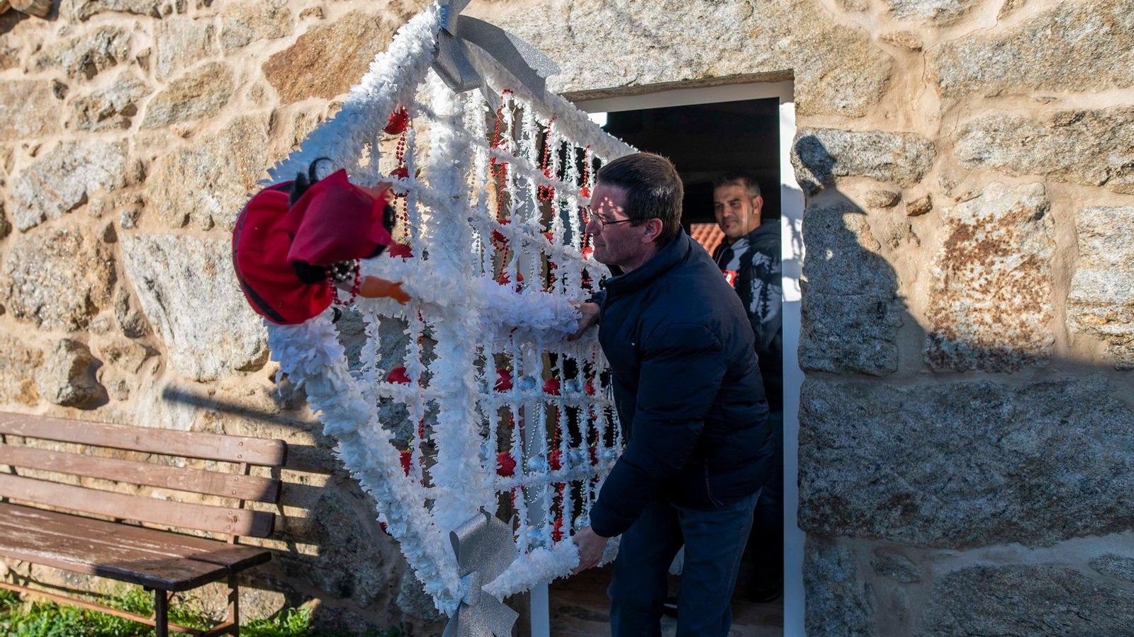 Vecinos de Albos posan con el ramo de San Amaro, recuperado después de 46 años. Fotos Martiño Pinal