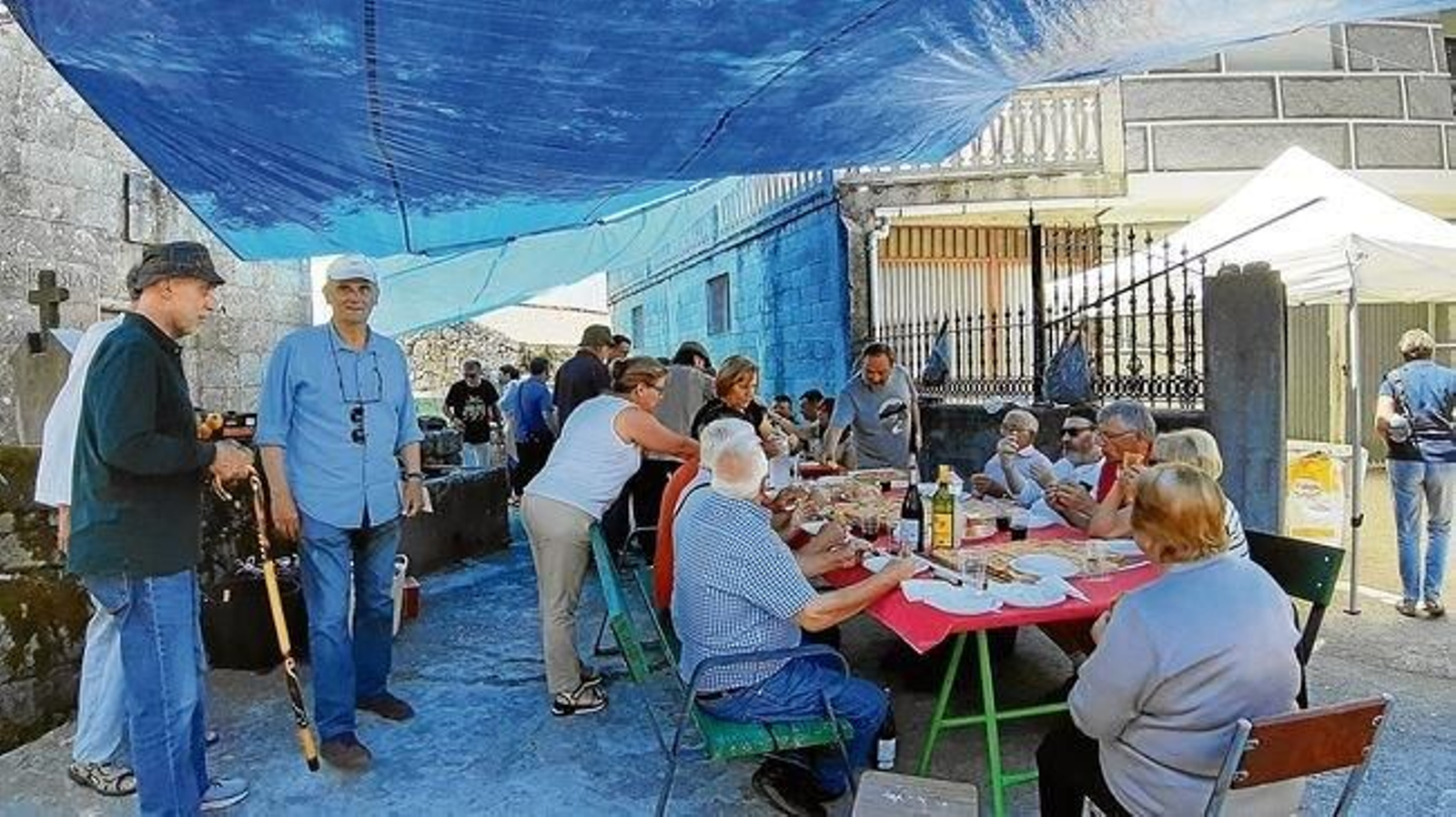 Autores, veciños e visitantes compartiron un xantar popular para celebrar a publicación do libro.