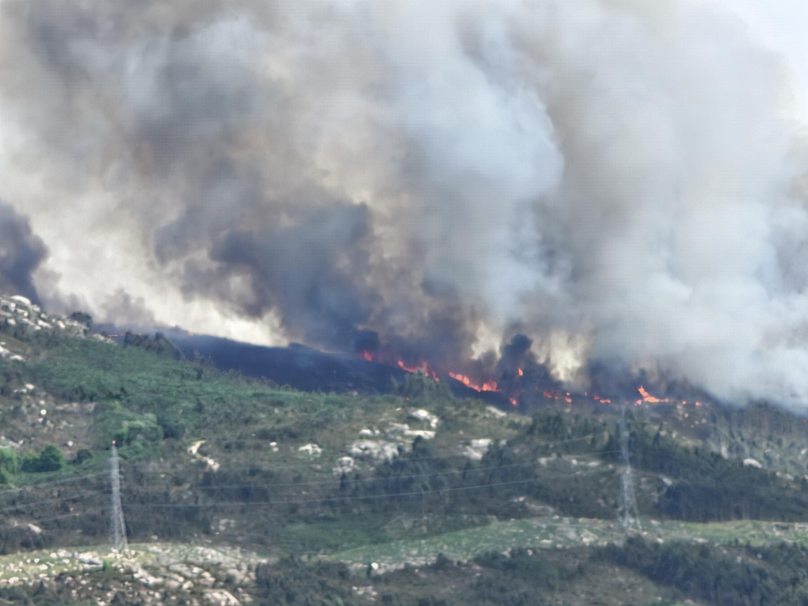 Galería | Las llamas devoran el monte Galleiro, entre Mos, Ponteareas y Pazos de Borbén