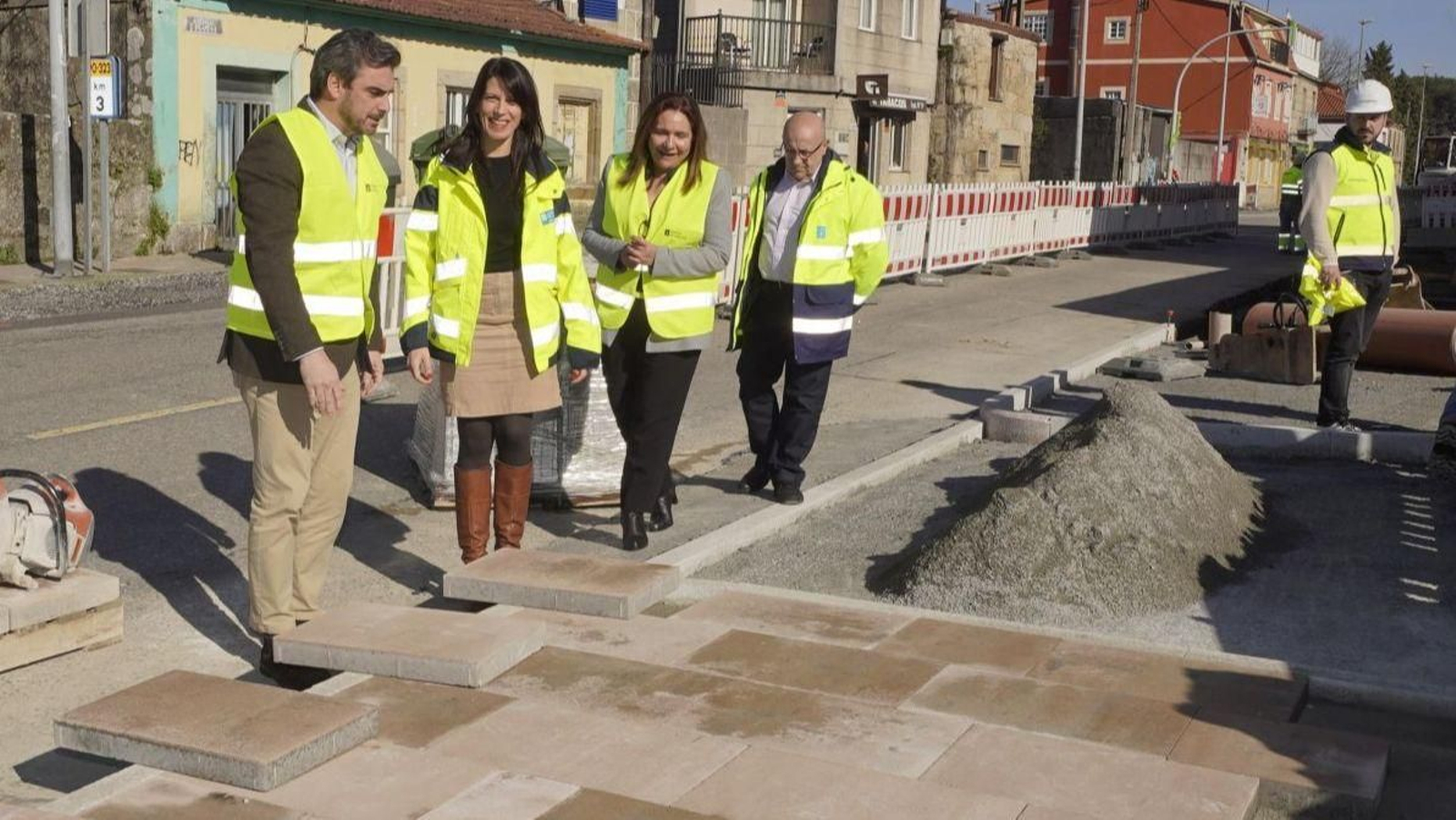 Los conselleiros Calvo y Allegue, ayer en las obras en marcha en la avenida de Galicia.