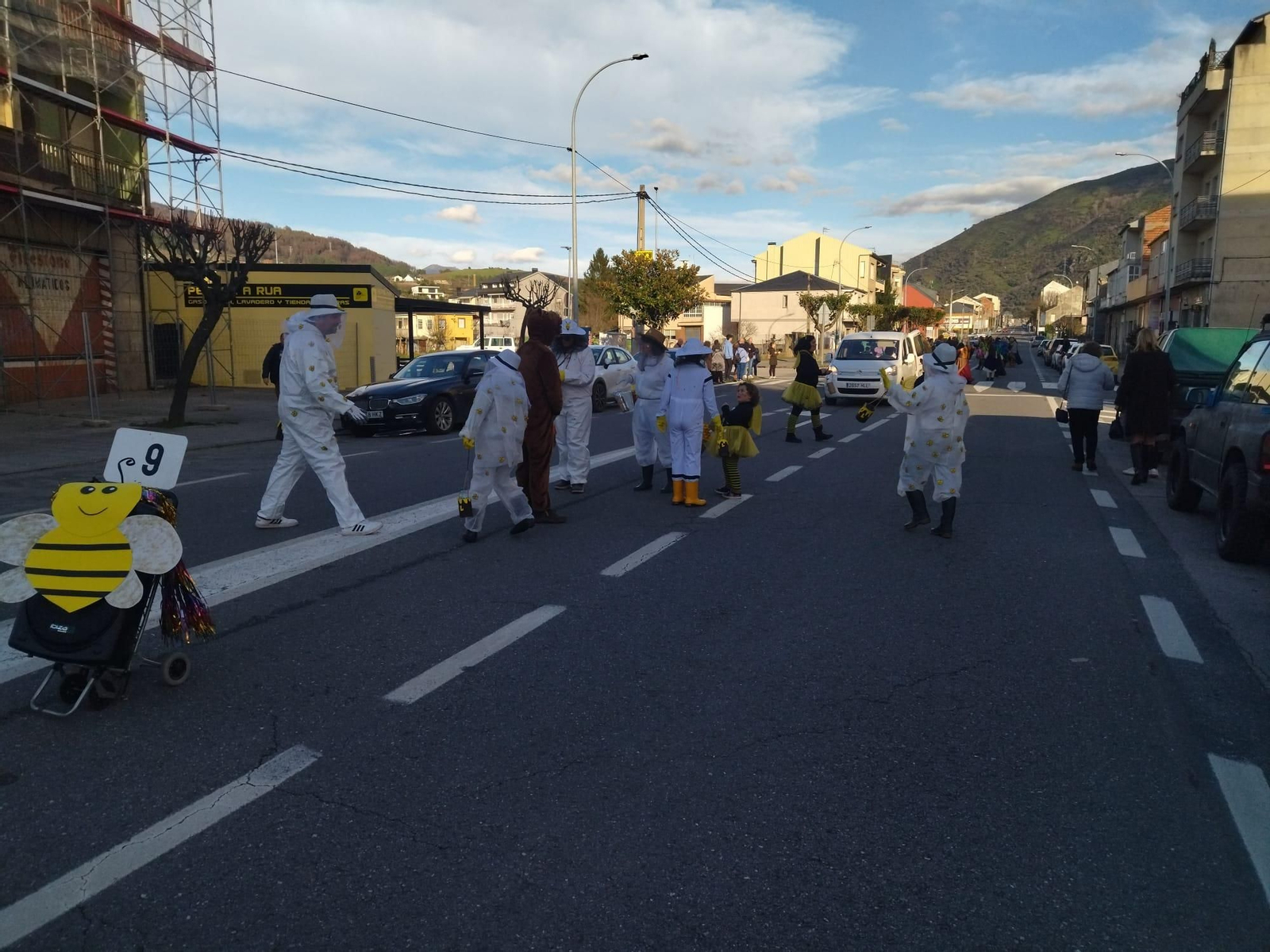 A Rúa / Música, paparota y mucho colorido en Valdeorras.