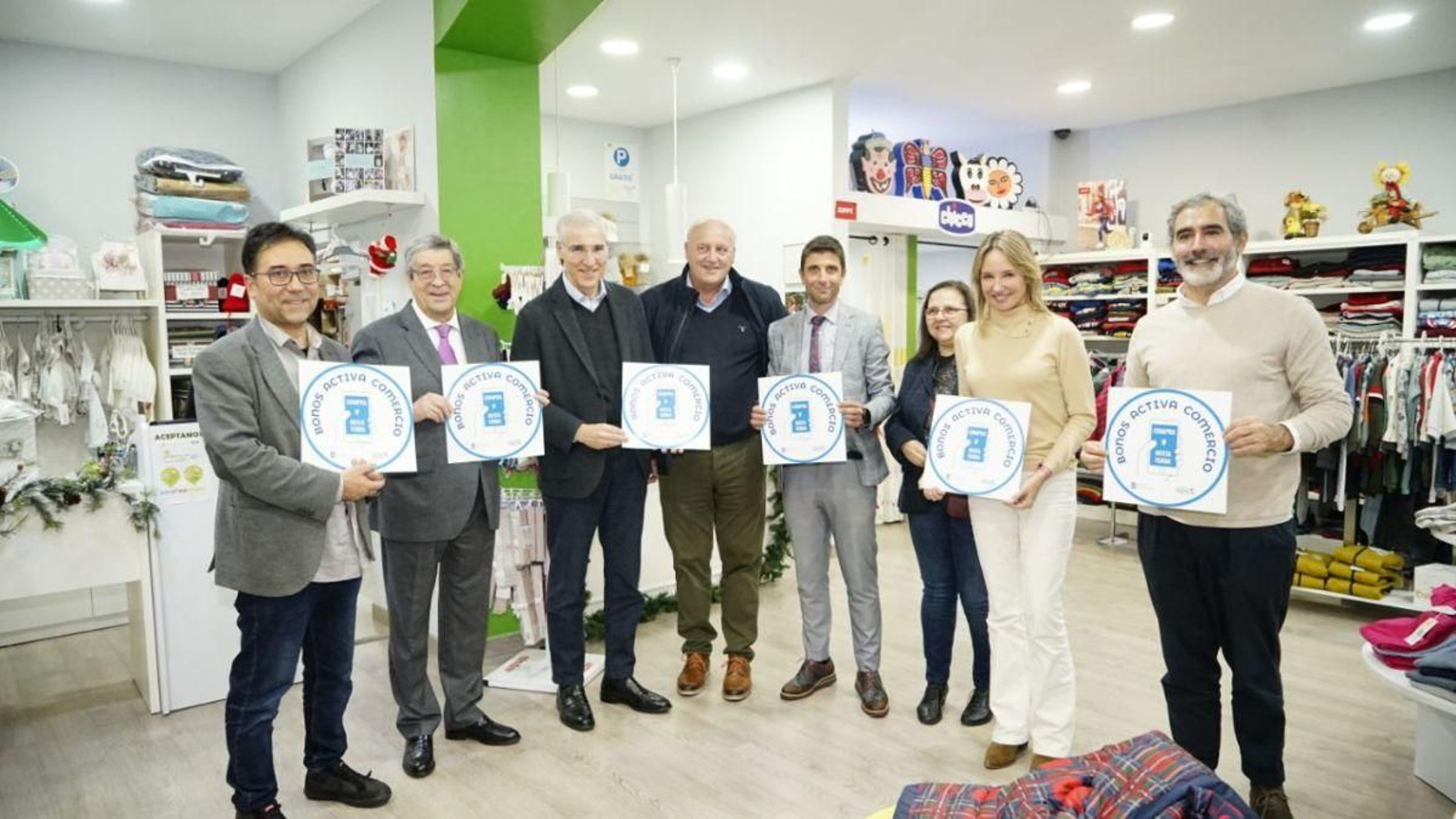 Francisco Conde visitó comercios de As Travesas y el Náutico.