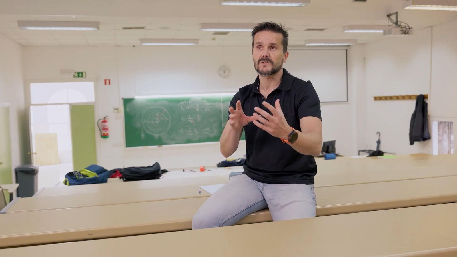 Jacobo Porteiro explicando cómo “re-imagina” la UVigo en un vídeo.