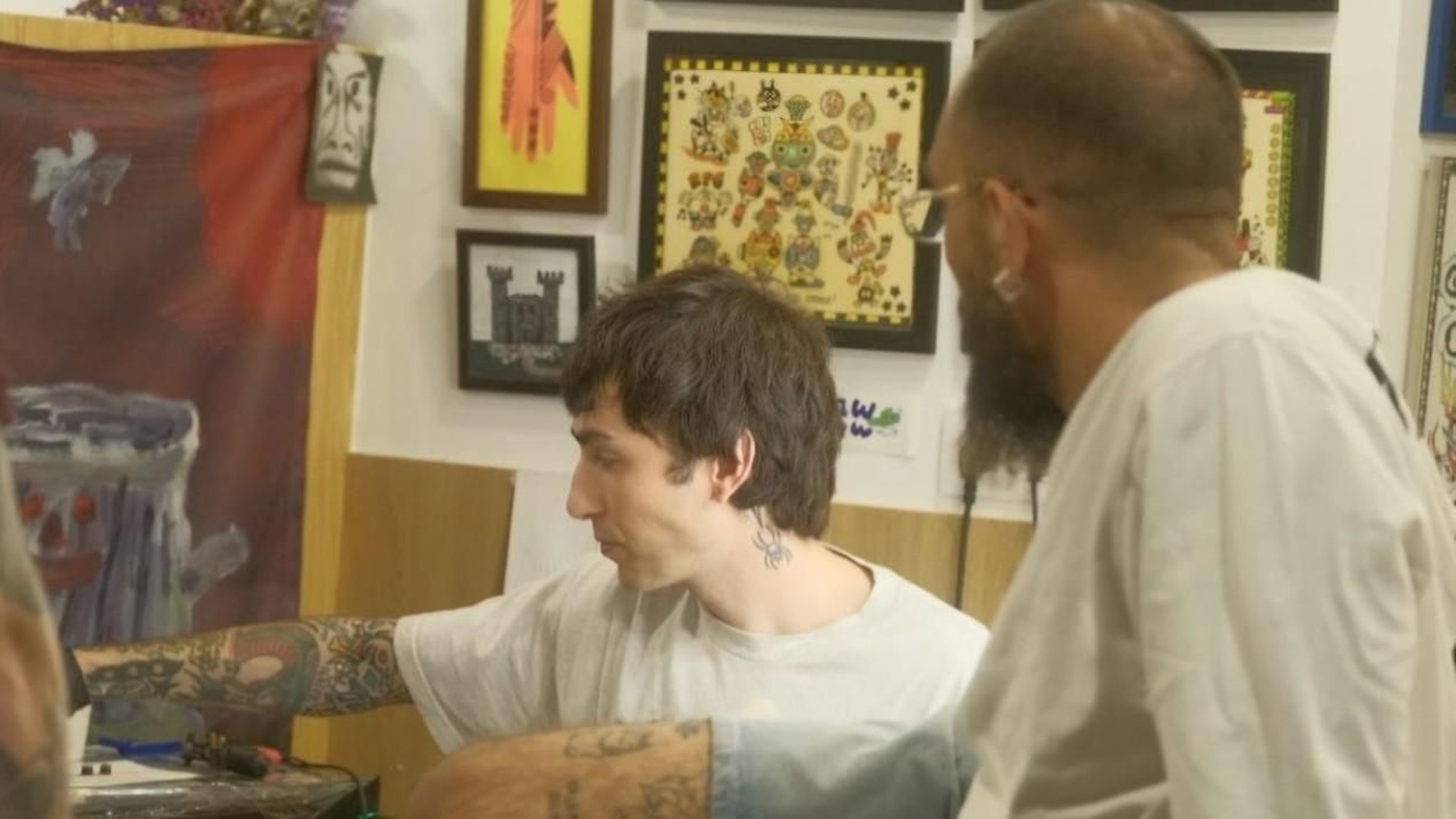 Borja Iglesias mientras le tatuaban la pierna.