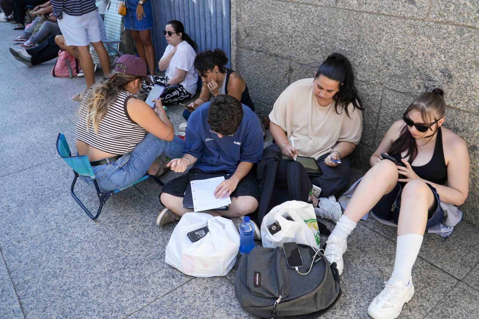 Galería | Infinitas colas por una entrada para Arde Bogatá en Vigo