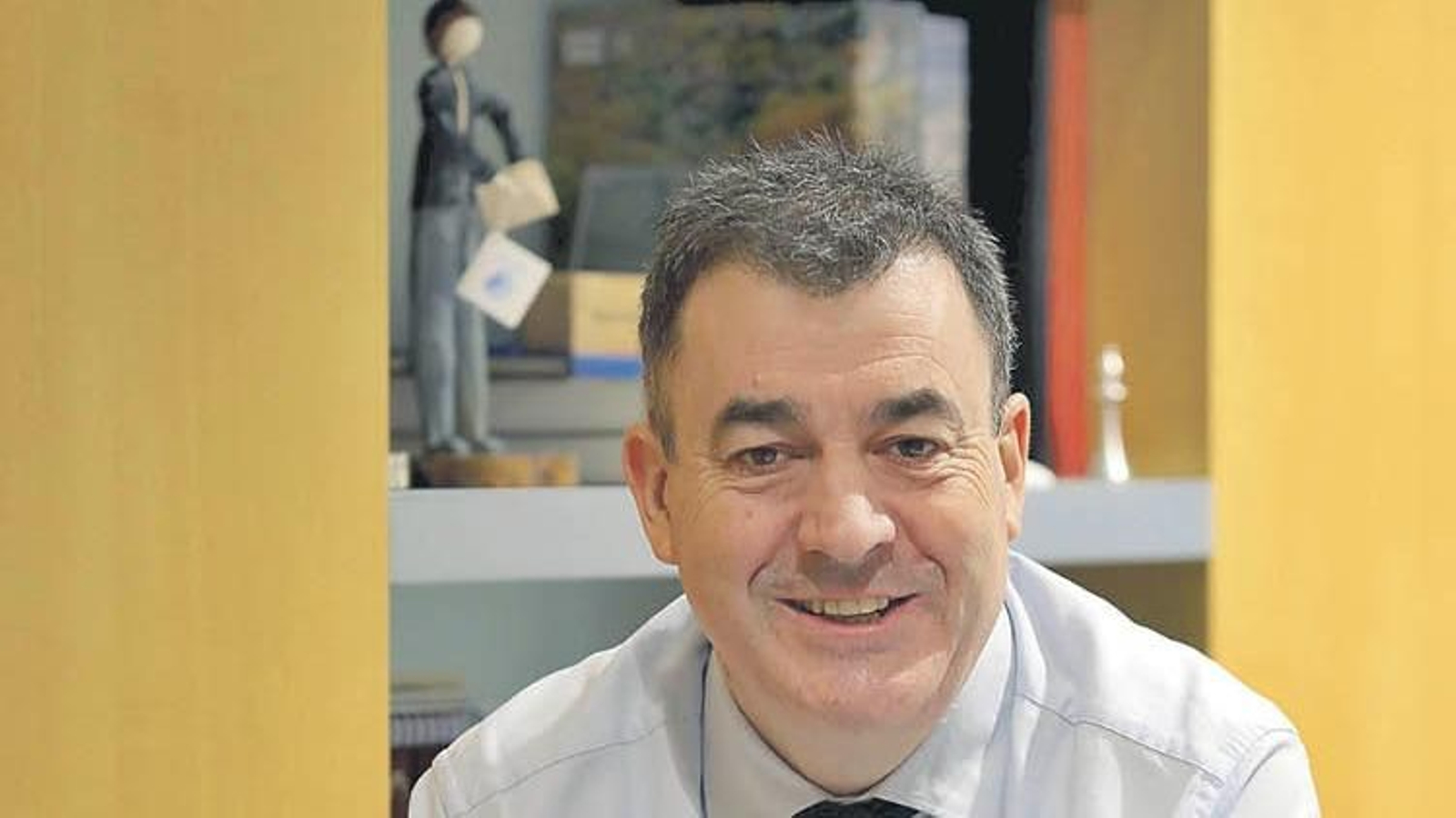 Román Rodríguez, no seu despacho en Santiago.  PEPE FERRÍN