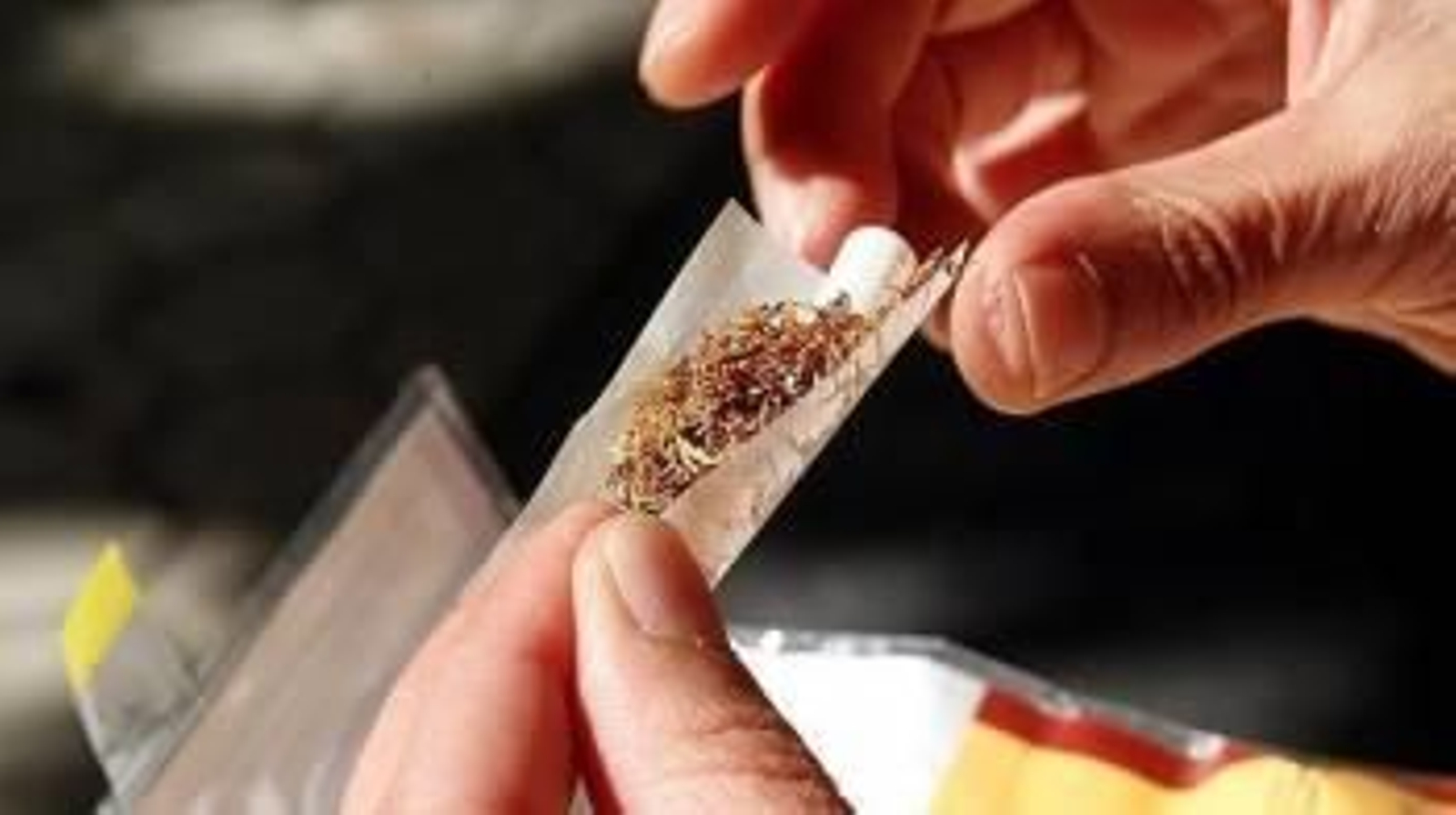 Un fumador liando un cigarrillo. (Foto: ARCHIVO)