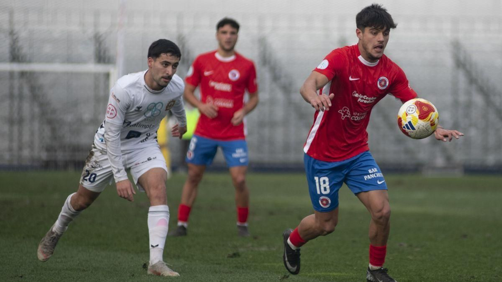 El mediapunta unionista Hugo Busto intenta controlar la pelota ante un contrario.