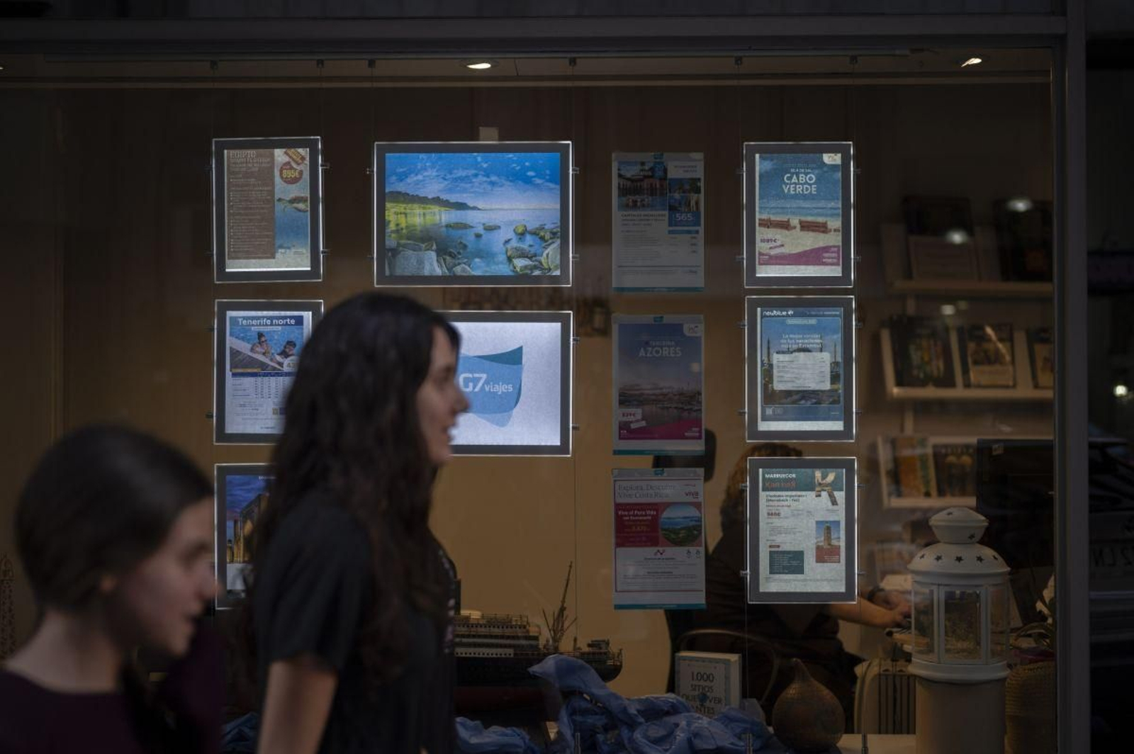 Escaparate de una de las agencias de viajes en la ciudad