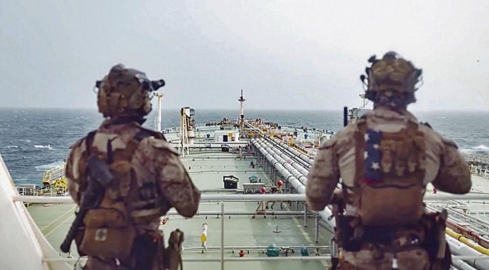 Un militar de EEUU en un barco en el estrecho de Ormuz.