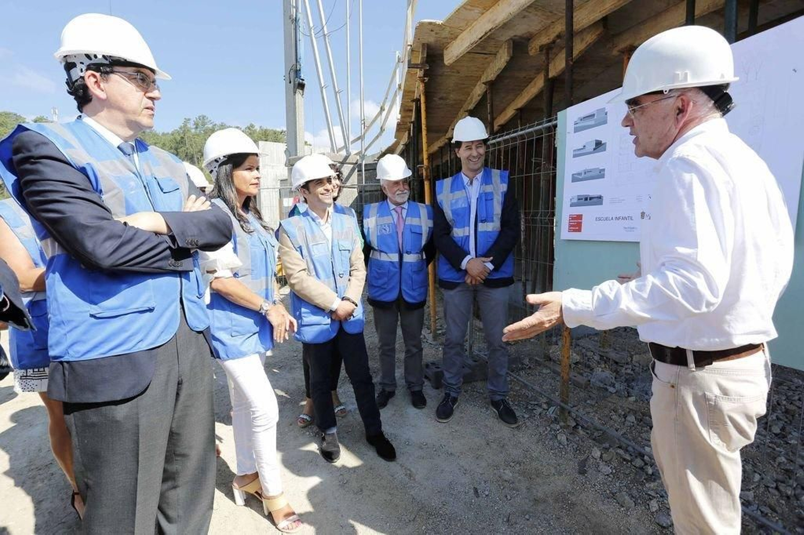 El arquitecto explicó a los invitados pormenores de la construcción.