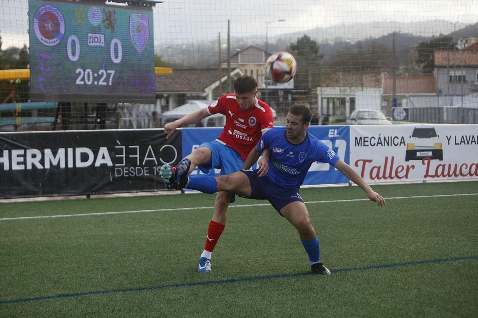 El unionista Labrada e Isma, del Barbadás, pugnan por un balón en Oira.