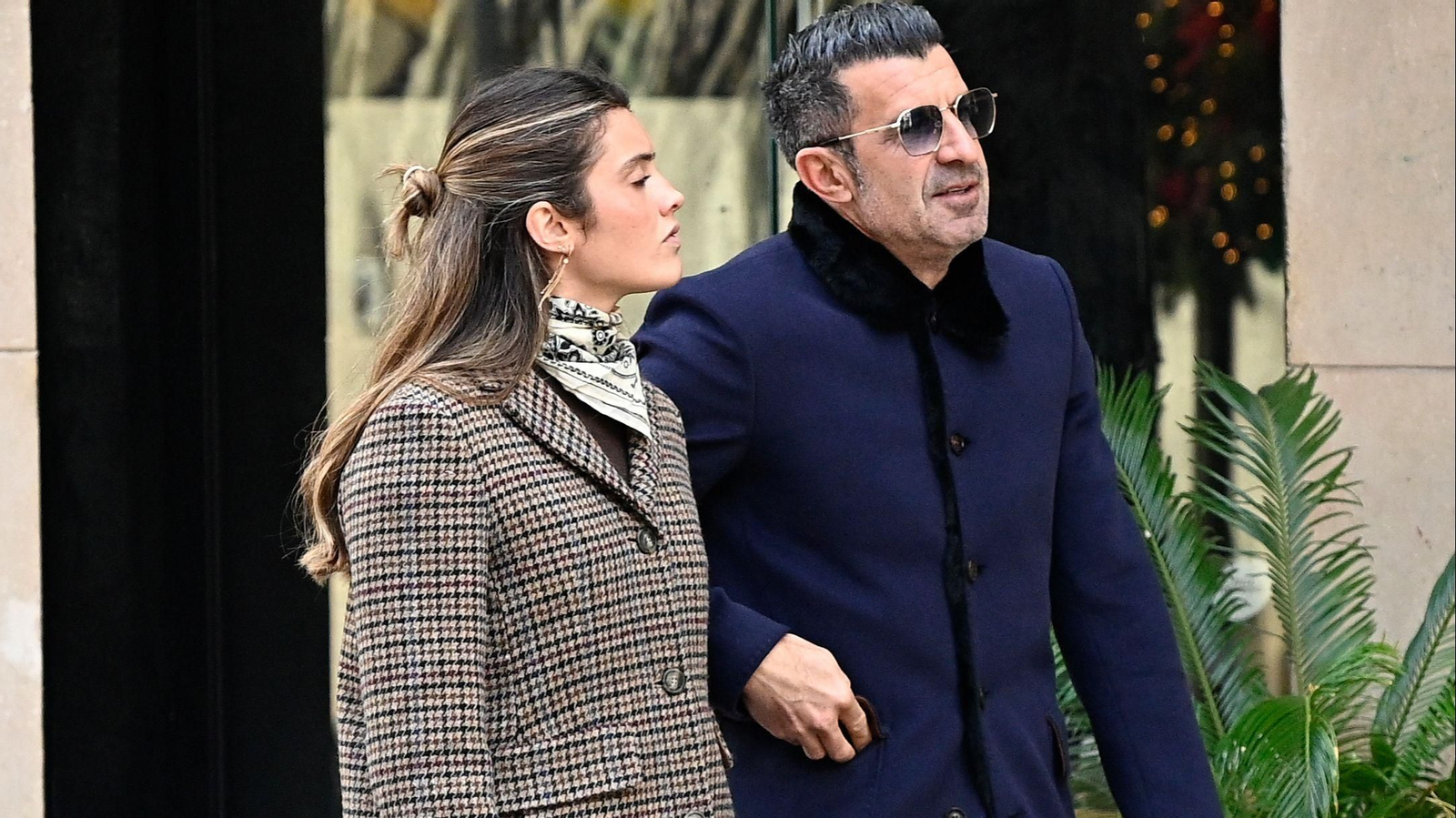 Luis Figo pasea junto a su hija Stella en Madrid.