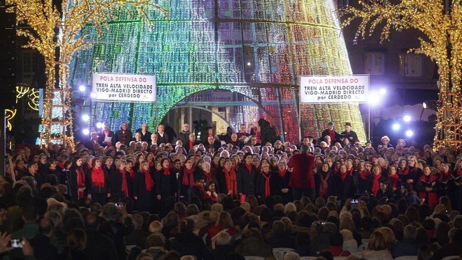 Los setecientos coristas de Acopovi interpretaron su repertorio delante del árbol gigante de Porta do Sol.