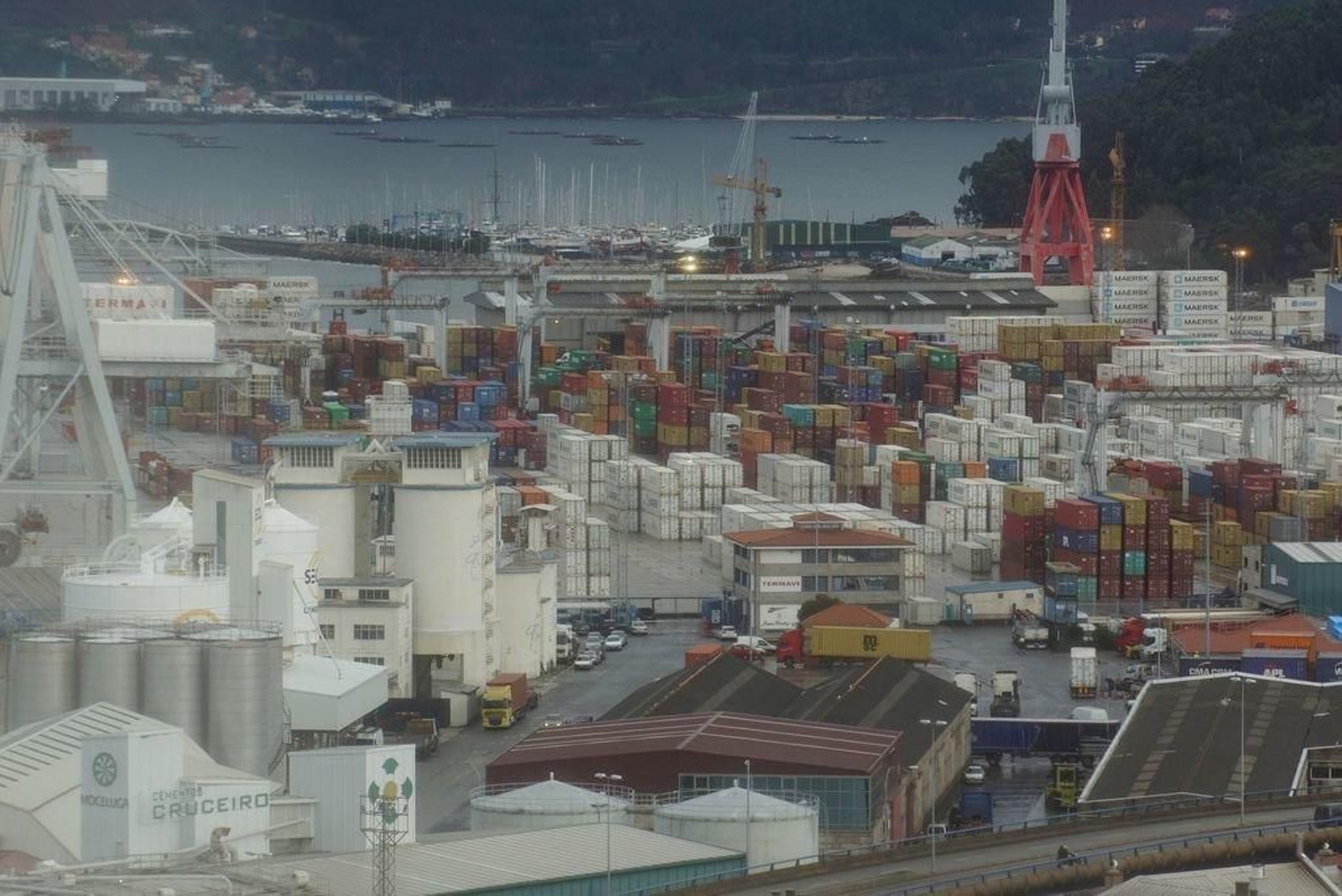 Así estaba ayer la terminal de Guixar, a tope de contenedores, la mayoría de Maersk.