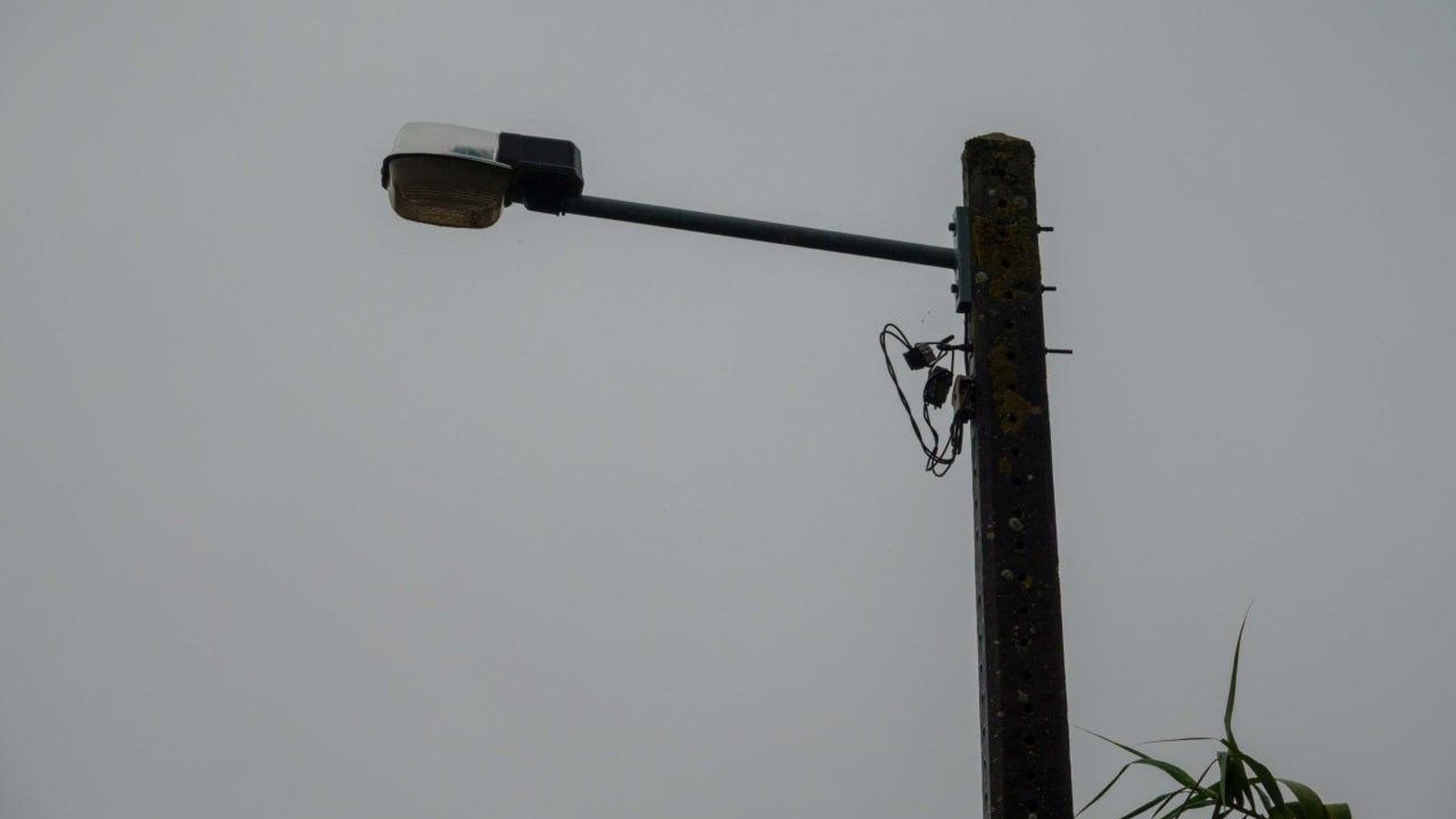 Imagen de detalle de una de las farolas sin cable, tras ser cortado con algún tipo de herramienta.