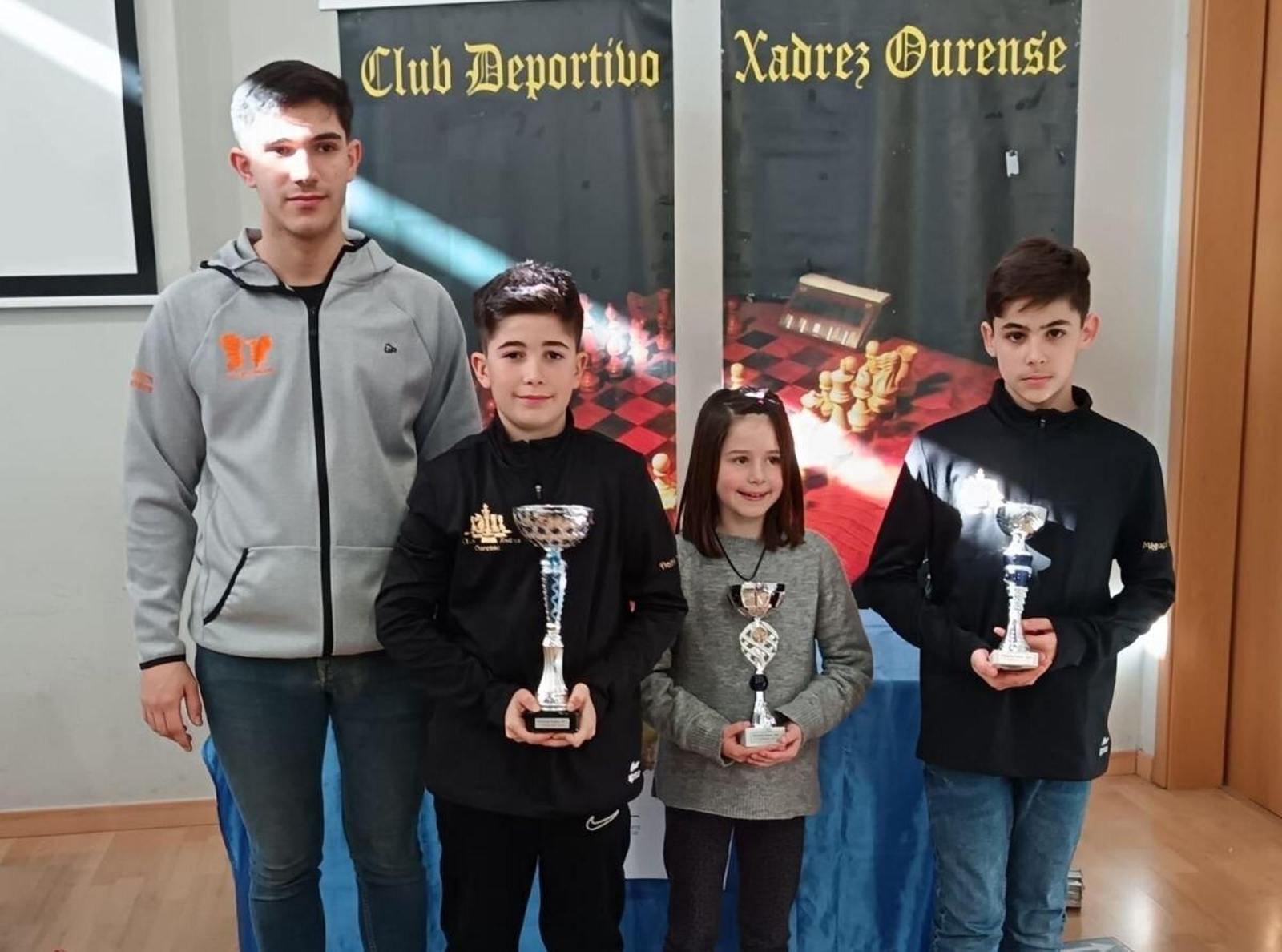 El podio en la categoría sub-12, con Manrique (1º), Soares (2ª) y Fidalgo (3º).