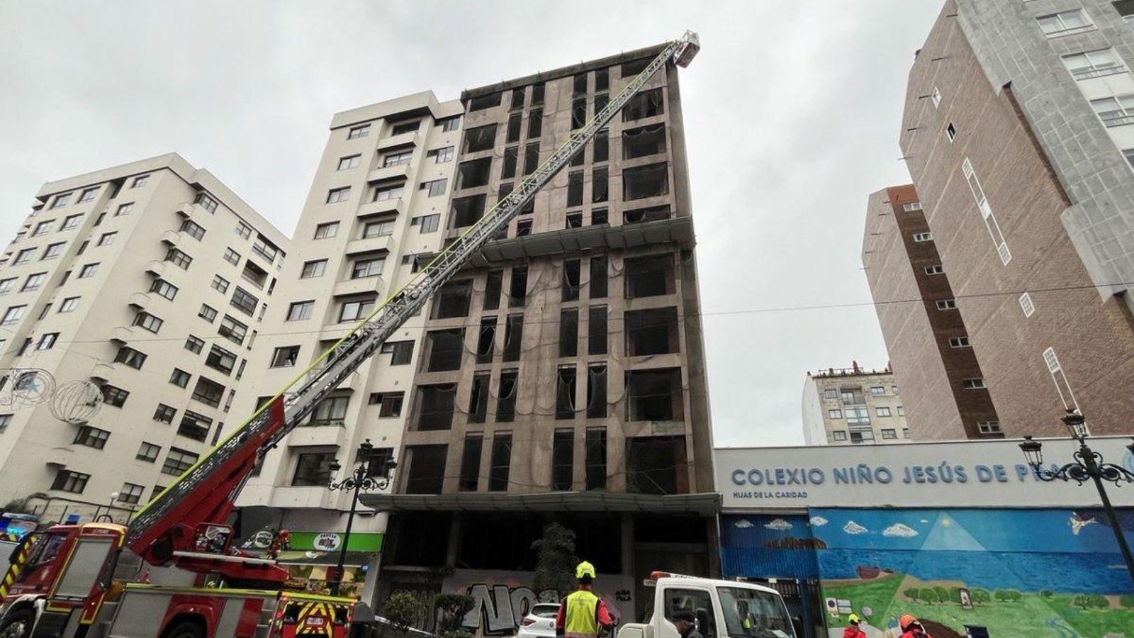 Los bomberos tuvieron que reforzar un edificio sin terminar en la calle Rosalía de Castro tras desprenderse varios cascotes a la calle por el fuerte viento. El incidente se produjo a última hora de la mañana.