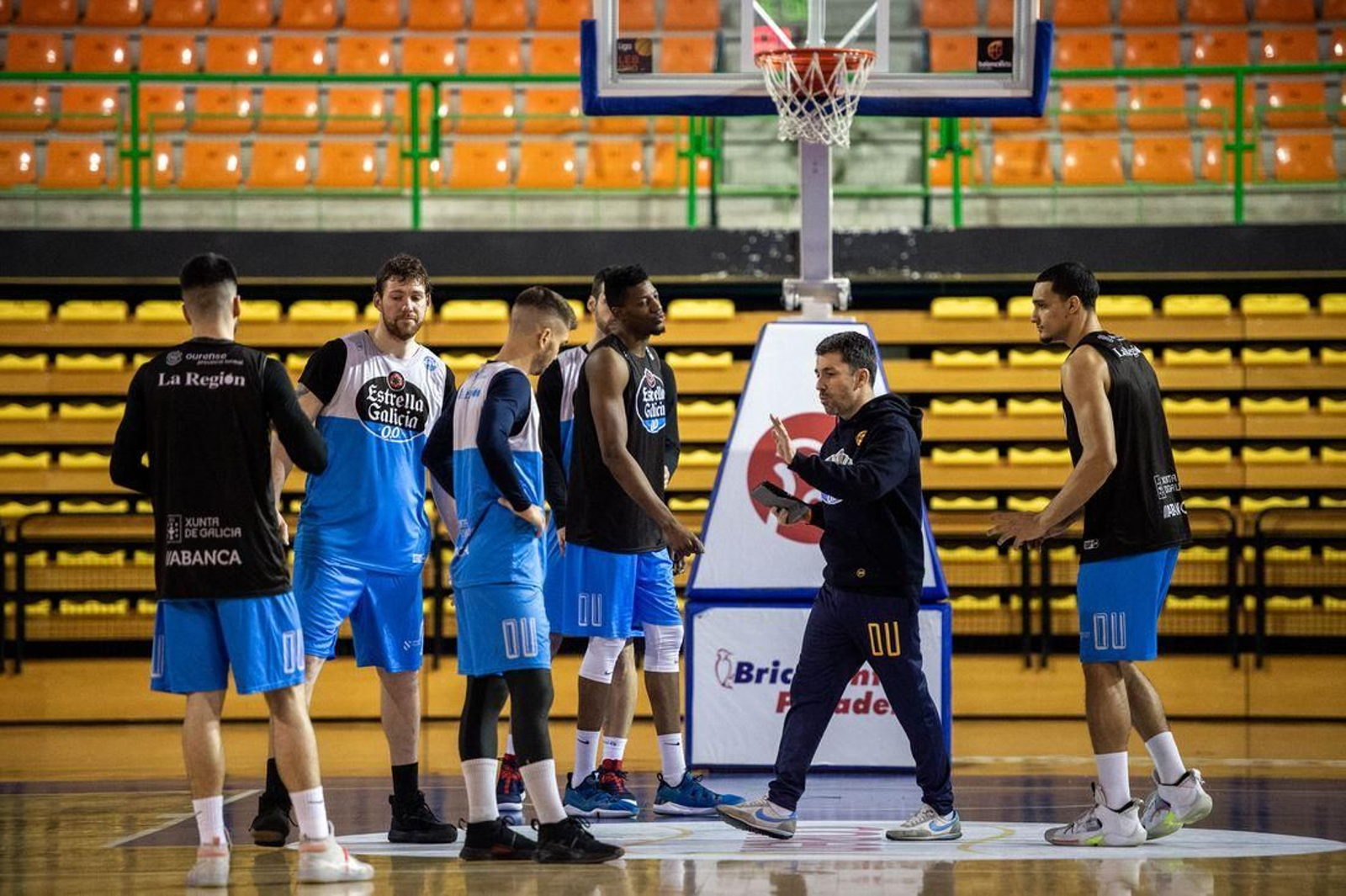 Gonzalo García de Vitoria habla con sus jugadores en un entrenamiento. (Foto: Óscar Pinal)