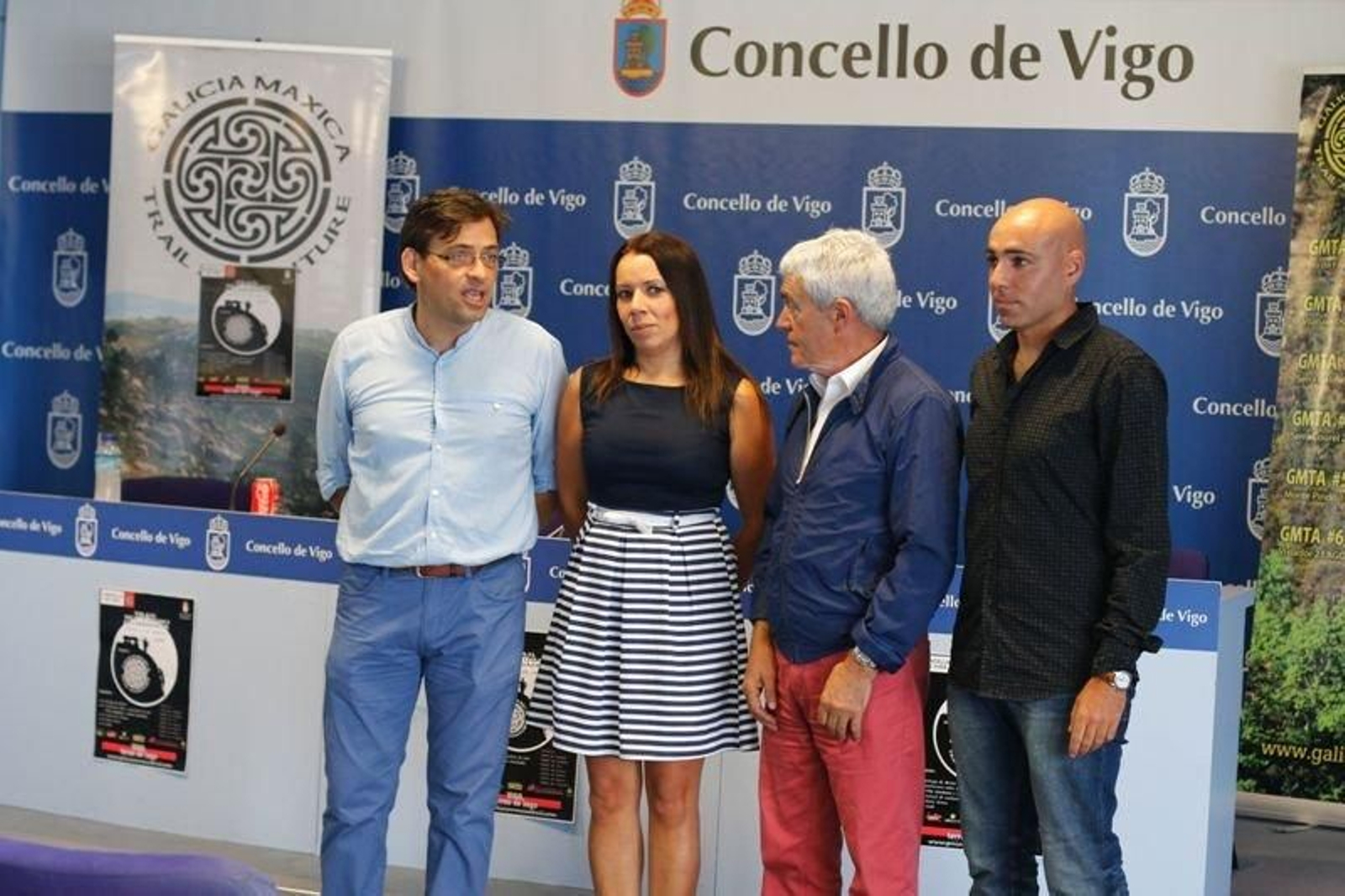 Los organizadores y el concejal Manel Fernández, ayer en el Concello.