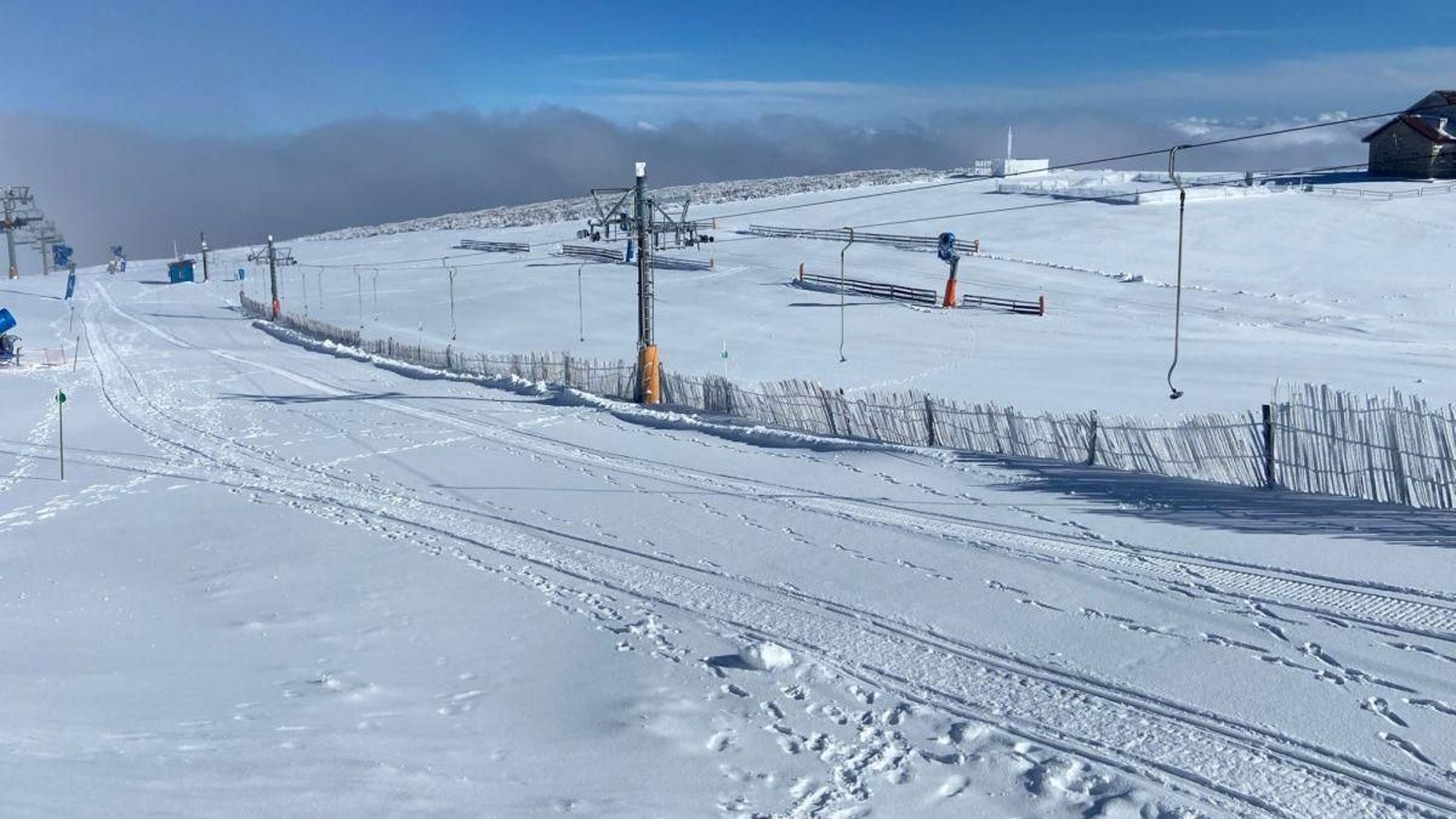 Un manto blanco cubría este sábado las pistas de la estación de montaña de Manzaneda.
