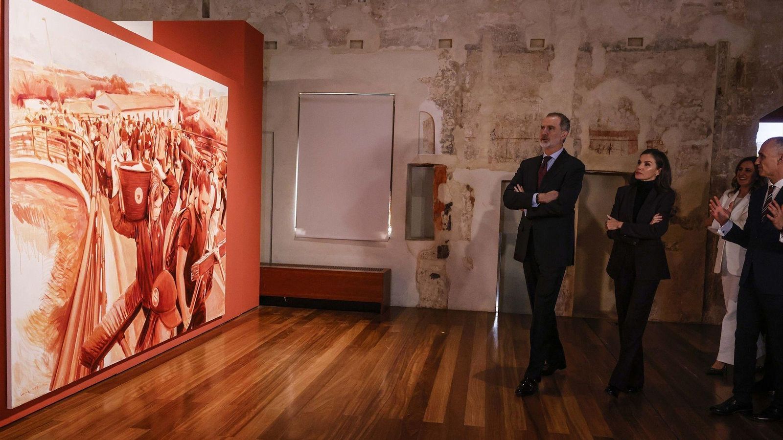 El rey Felipe VI y Letizia en la exposición de Valencia que ha sido organizada por el diario de Vocento "Las Provincias" con ocasión de su 160º aniversario.