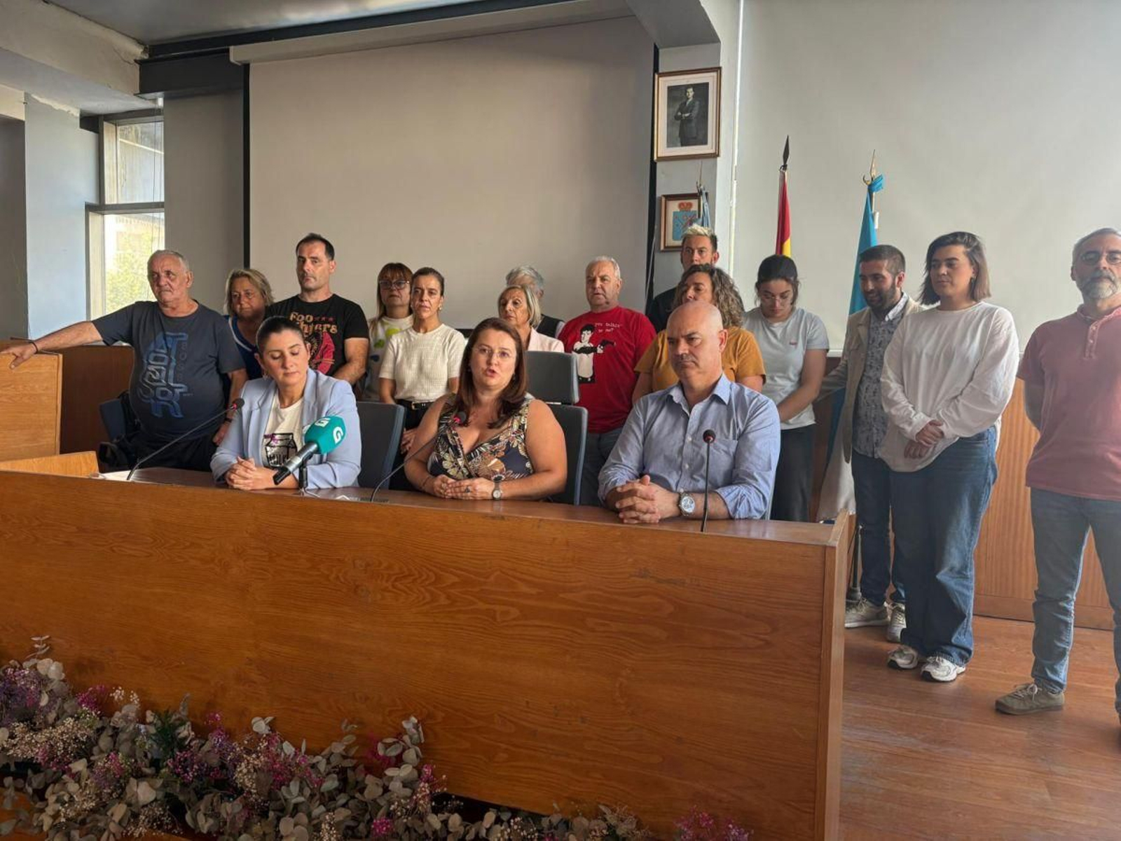 Los tres alcaldes, ayer, arropados por sus concelleiros en el gobierno.