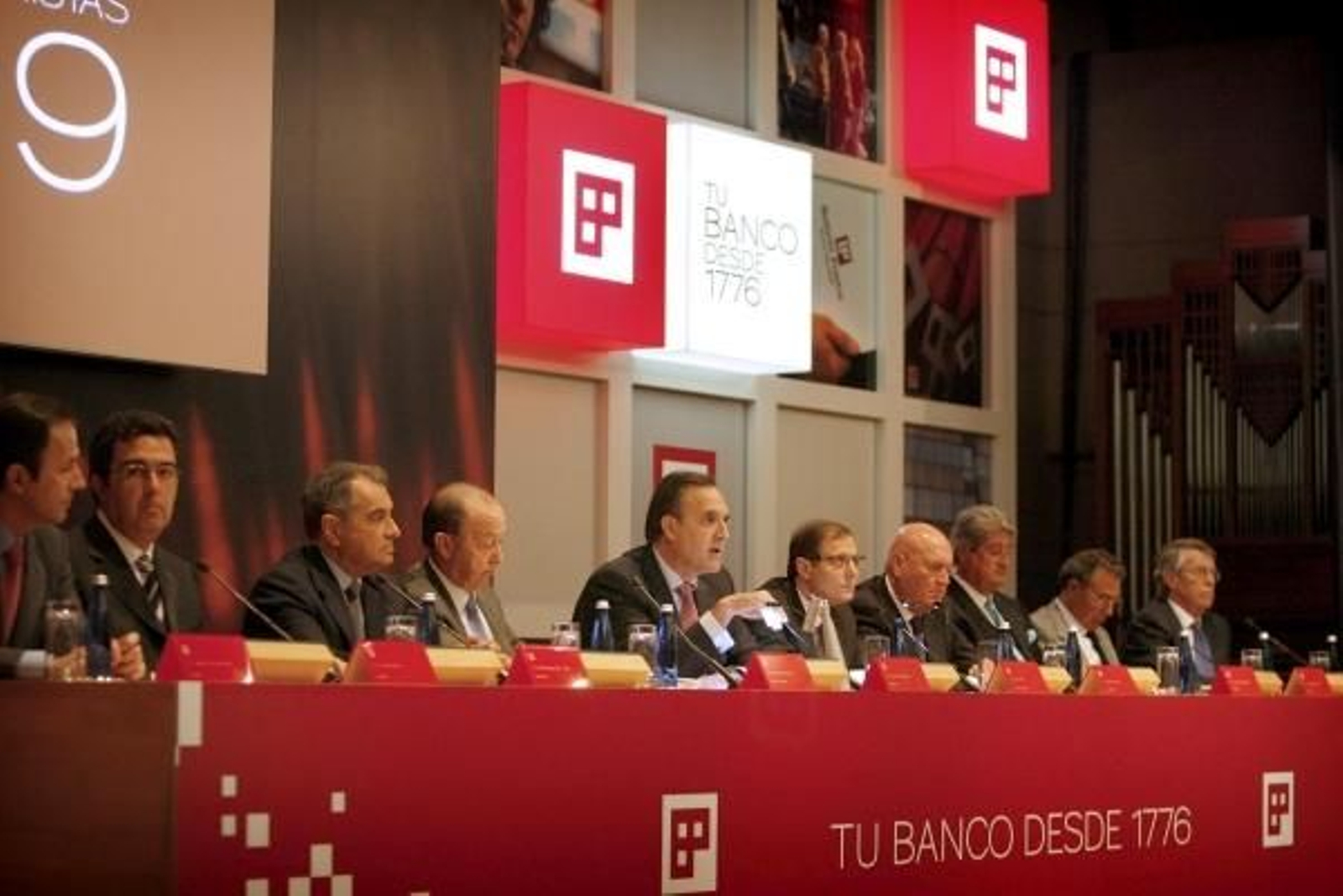 presidente de la entidad financiera, José María Arias, en el centro, durante la junta. (Foto: Cabalar)