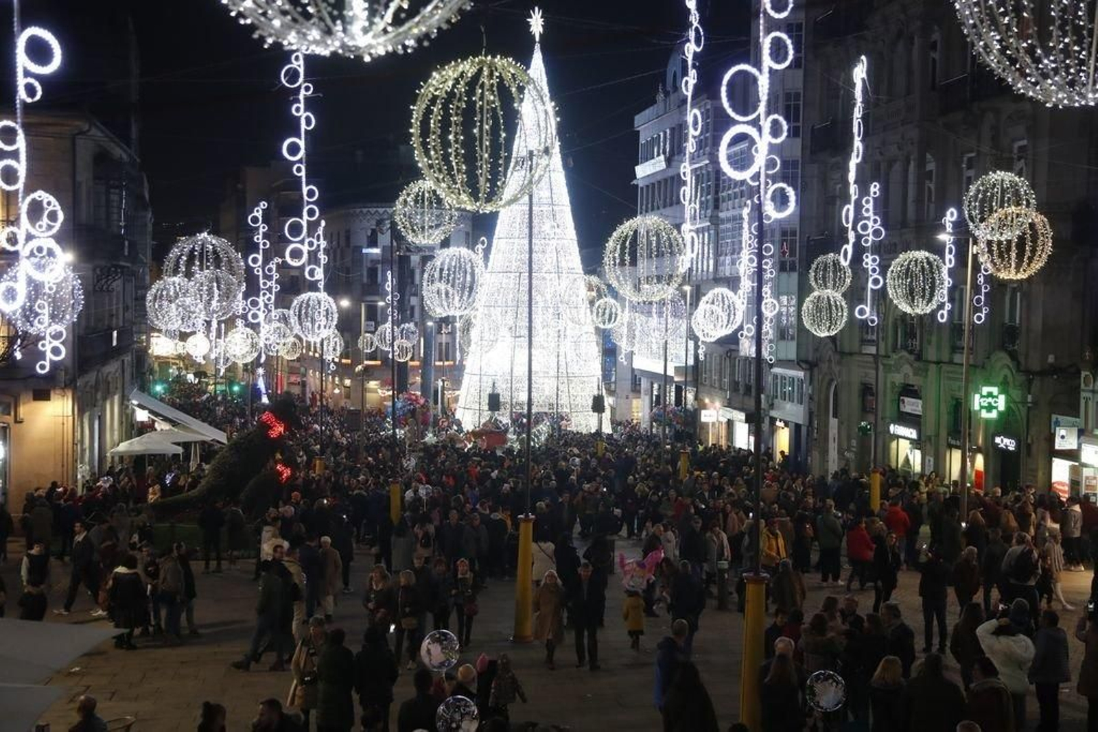 Los turistas invaden Vigo en el Puente302