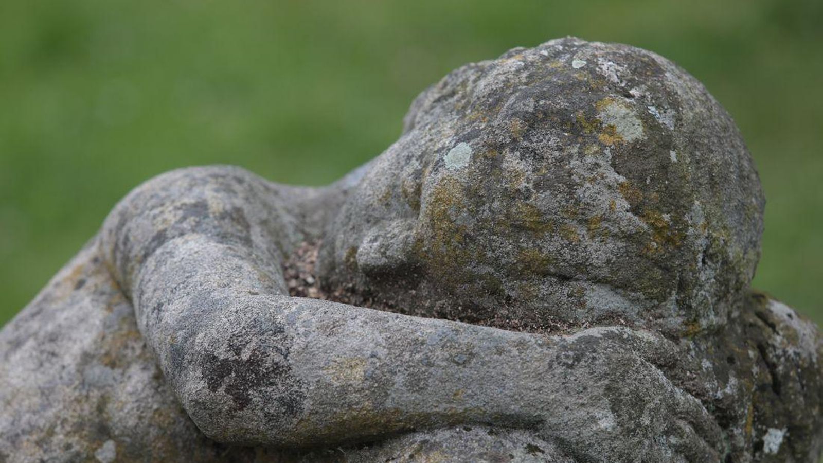 OURENSE 28/04/2021.- Escultura pública en Ourense. Antón Faílde, escultura en rúa Antón Faílde. José Paz