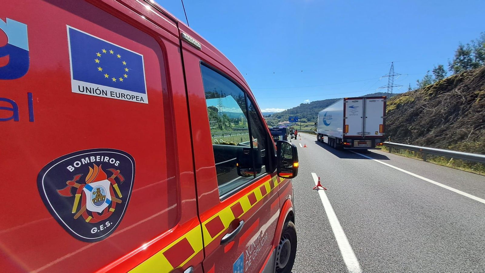 Vehículo del GES de Ribadavia trasladado hasta el lugar.