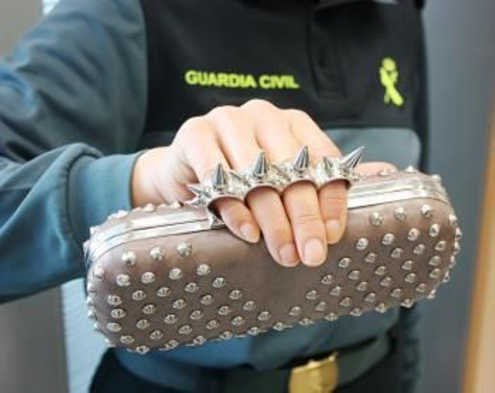 Bolsos con puño americano en el asa.