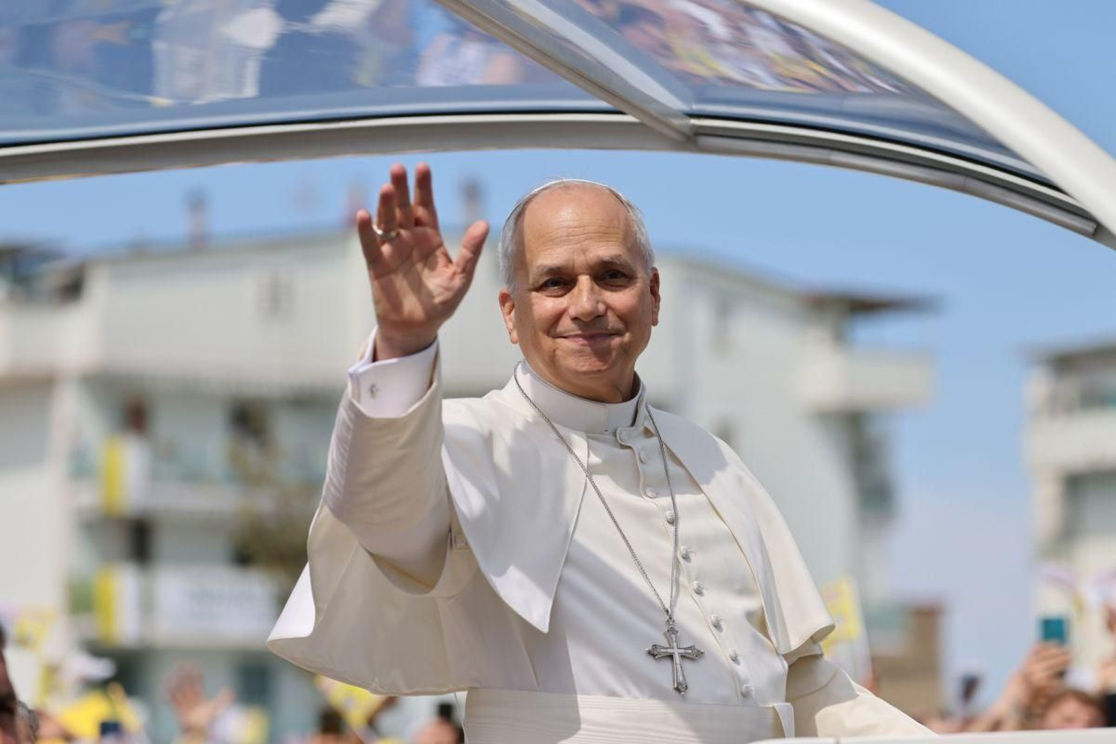 El papa León XIV saluda a los feligreses desplazados a la plaza de San Pedro, en el Vaticano.