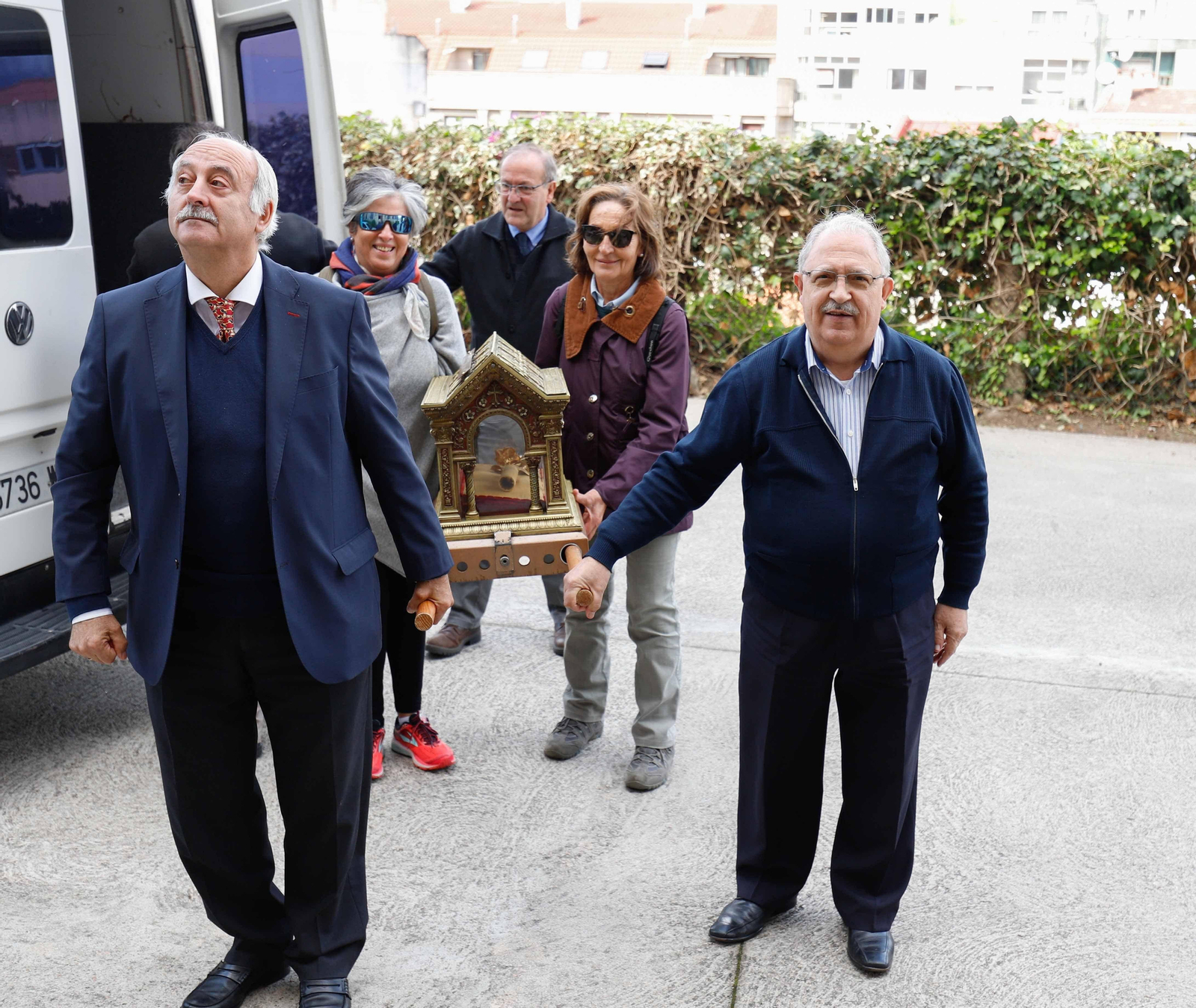 Antonio Abellán, Alfonso Fernández, Concha Pereira y Áurea Lago portaron la urna.