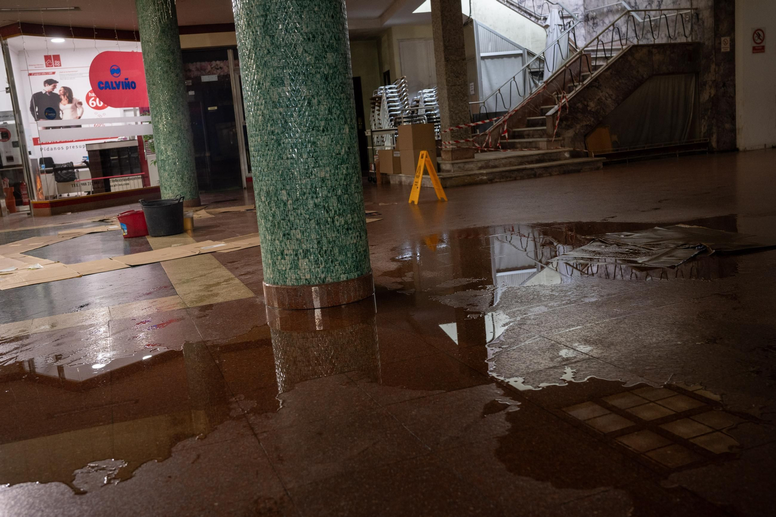 Charcos de agua en las inundaciones de las galerías centrales