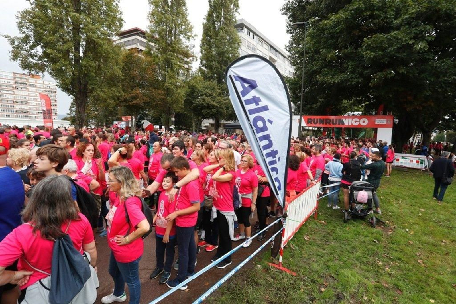 El color rosa abarrotó la Avenida de Castelao - JV Landín 184