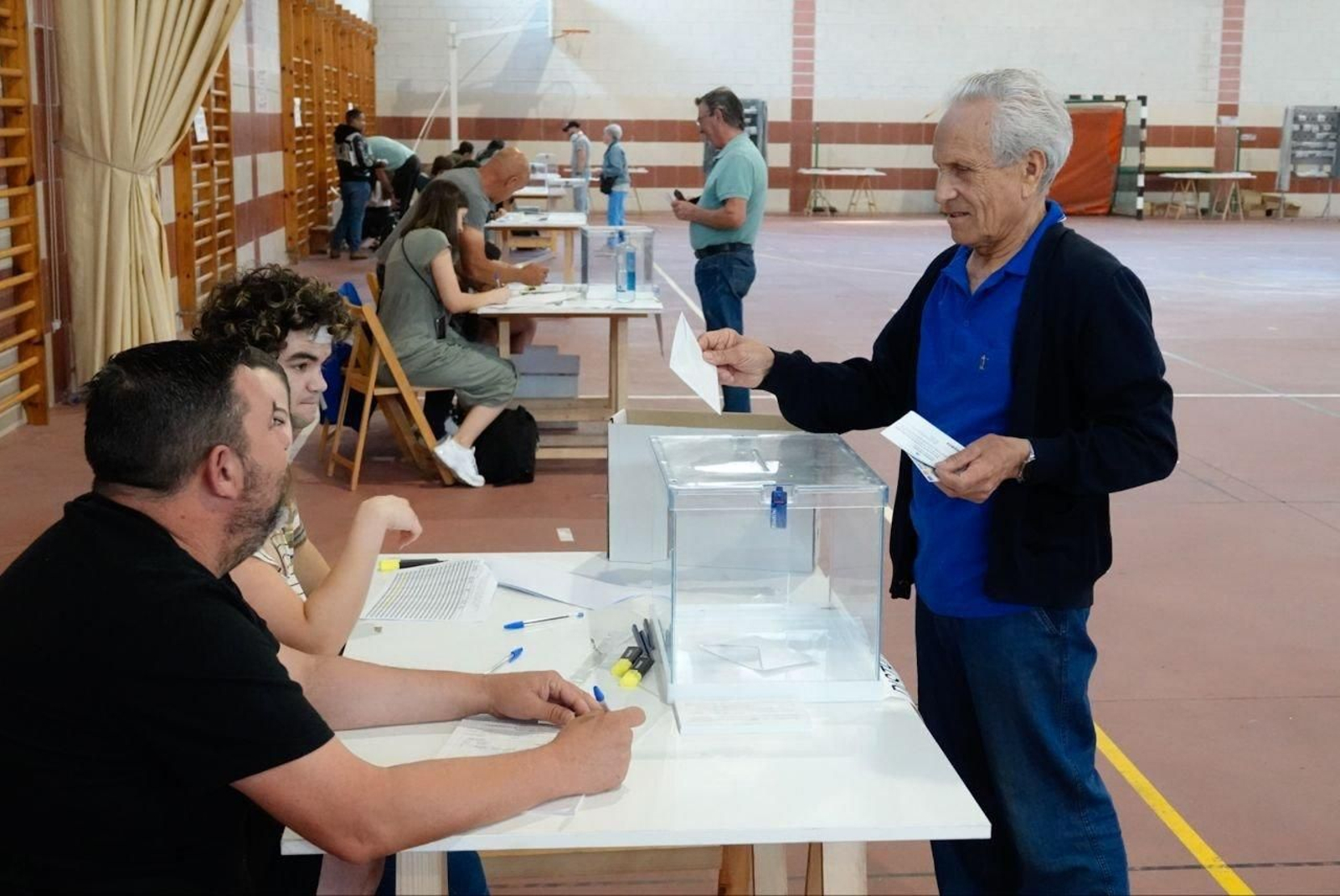 Un hombre deposita su voto en un colegio electoral de Vigo.