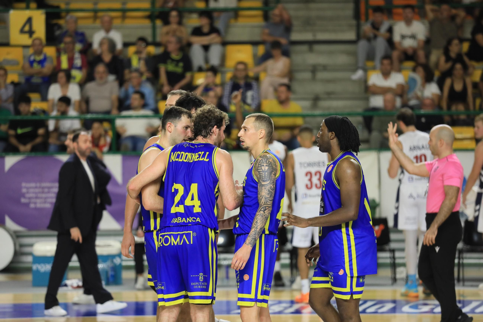 Galería | Noche triste en el Pazo con la derrota del COB ante el Alicante (79-83)