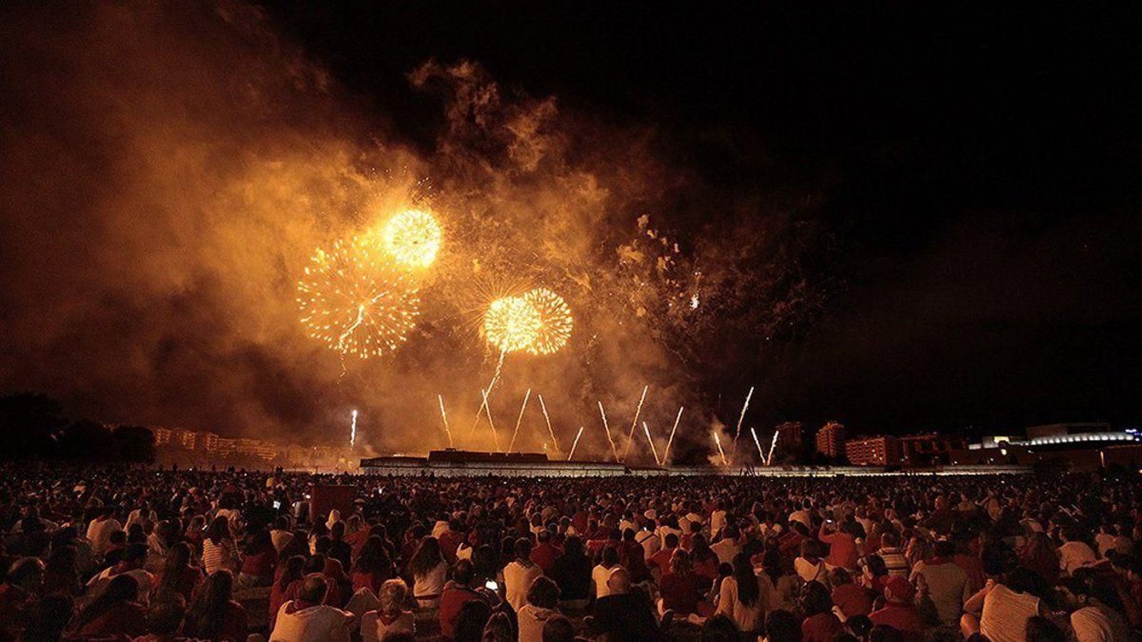 Un espectáculo de fuegos artificiales en una foto de archivo.